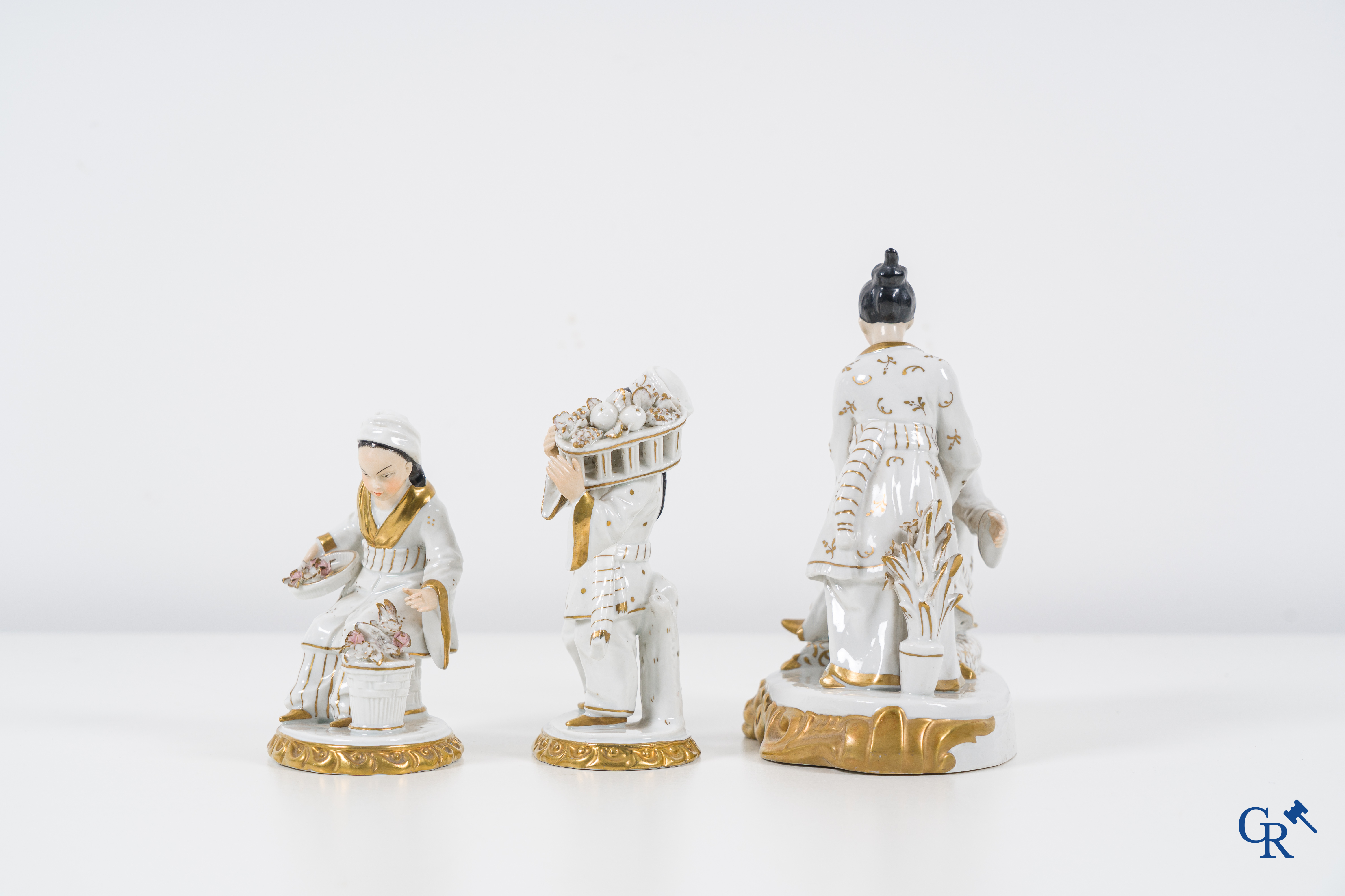 Porcelaine européenne: Sitzendorf, 3 groupes en porcelaine Sitzendorf avec des personages asiatiques.