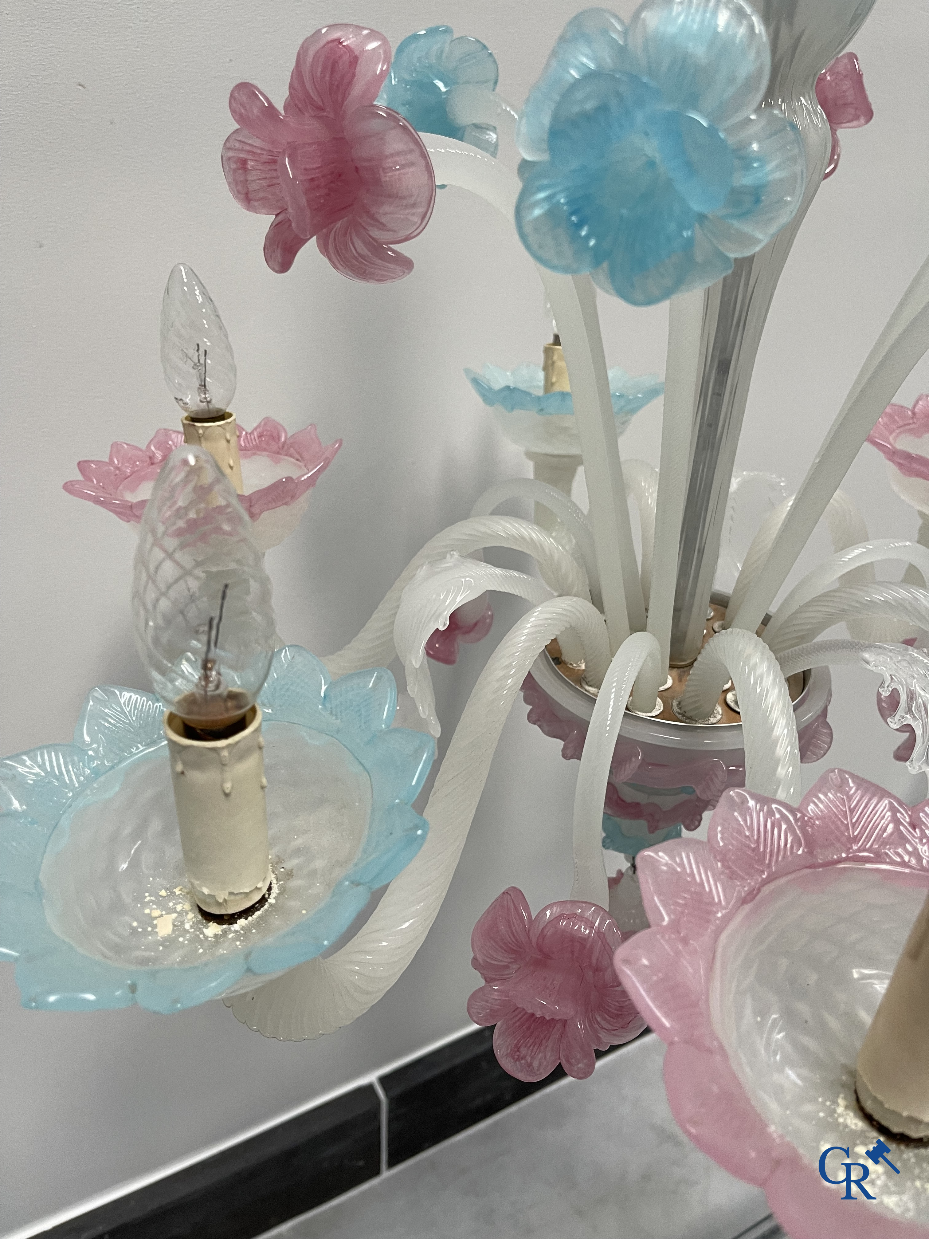 2 grands lustres vénitiens.