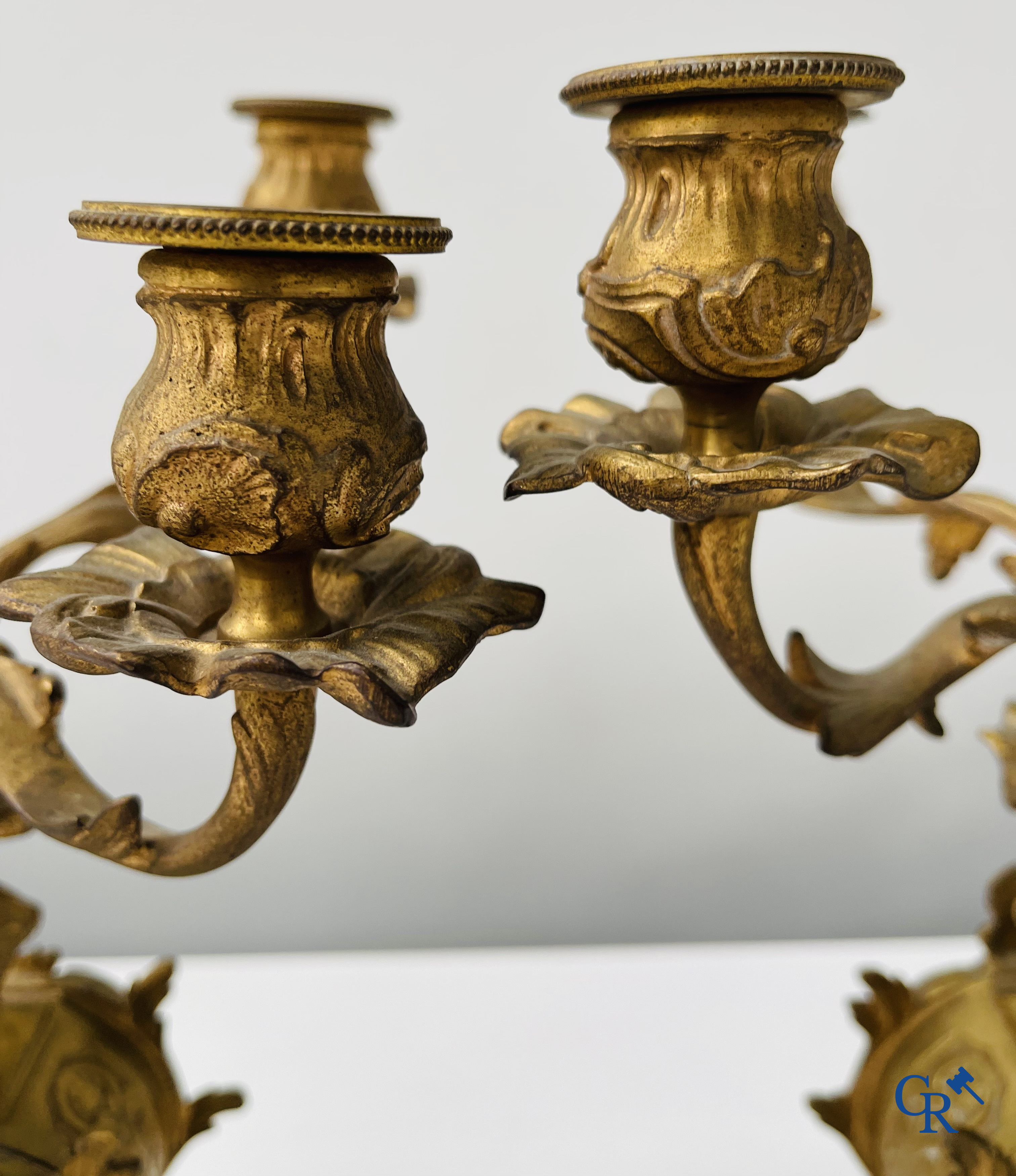 Garniture de cheminée en bronze doré. Cadran en bronze avec chiffres romains émaillés. Style LXV. Vers 1900.