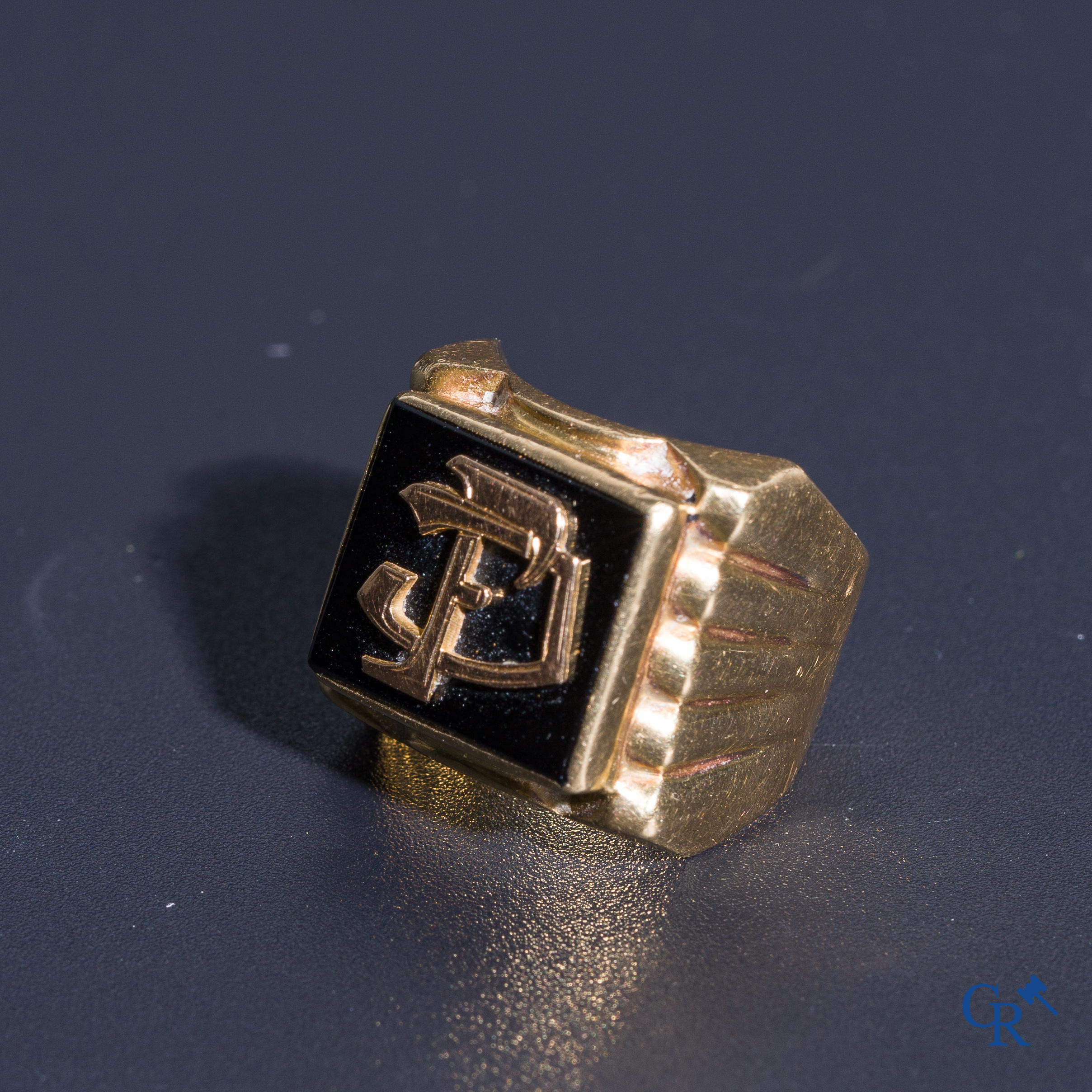 Juwelen: Een Chevalière en een paar manchetknopen in goud 18K (750°/00) en onyx.