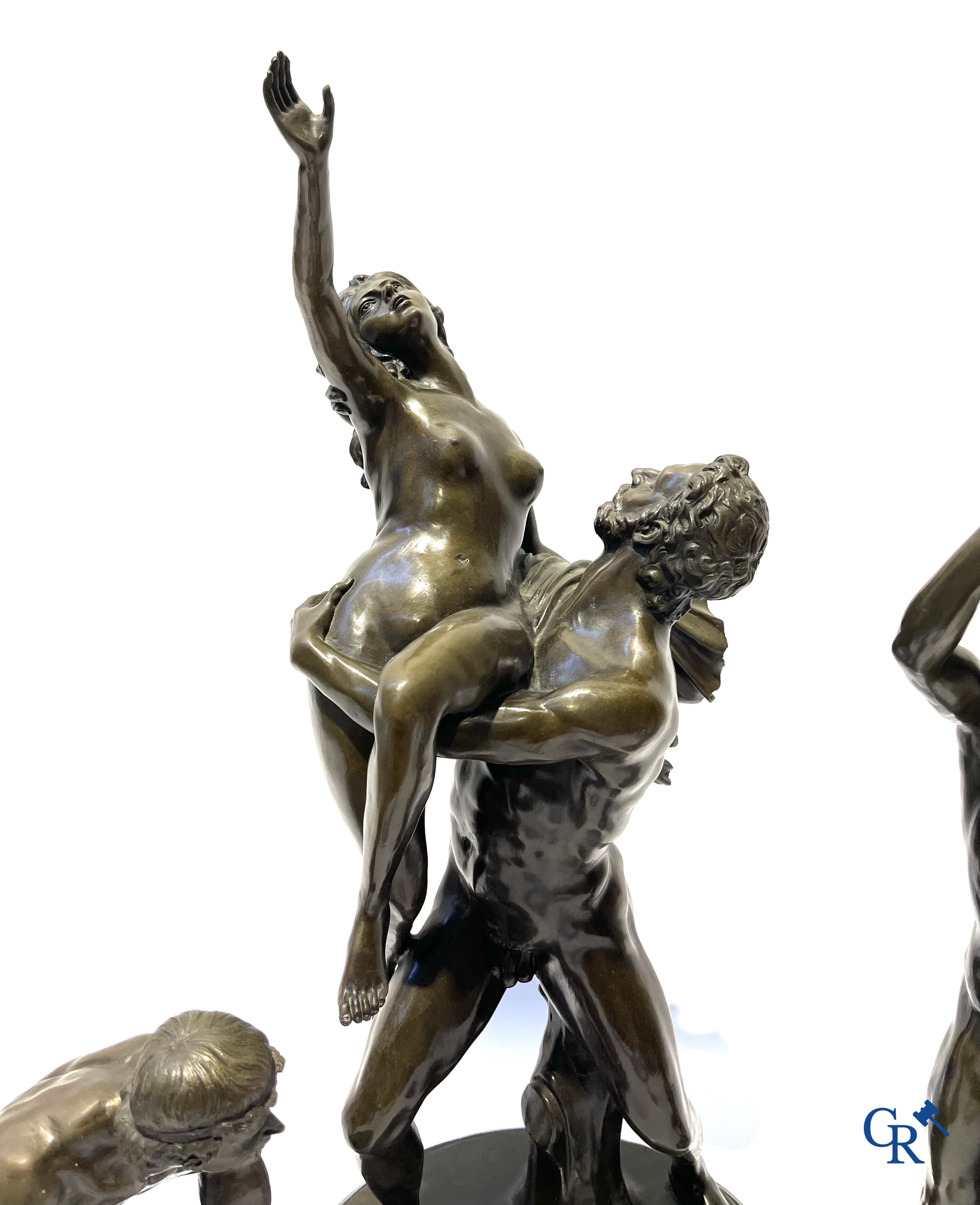 3 statues à l'antique en bronze, socle en marbre. XXème siècle.