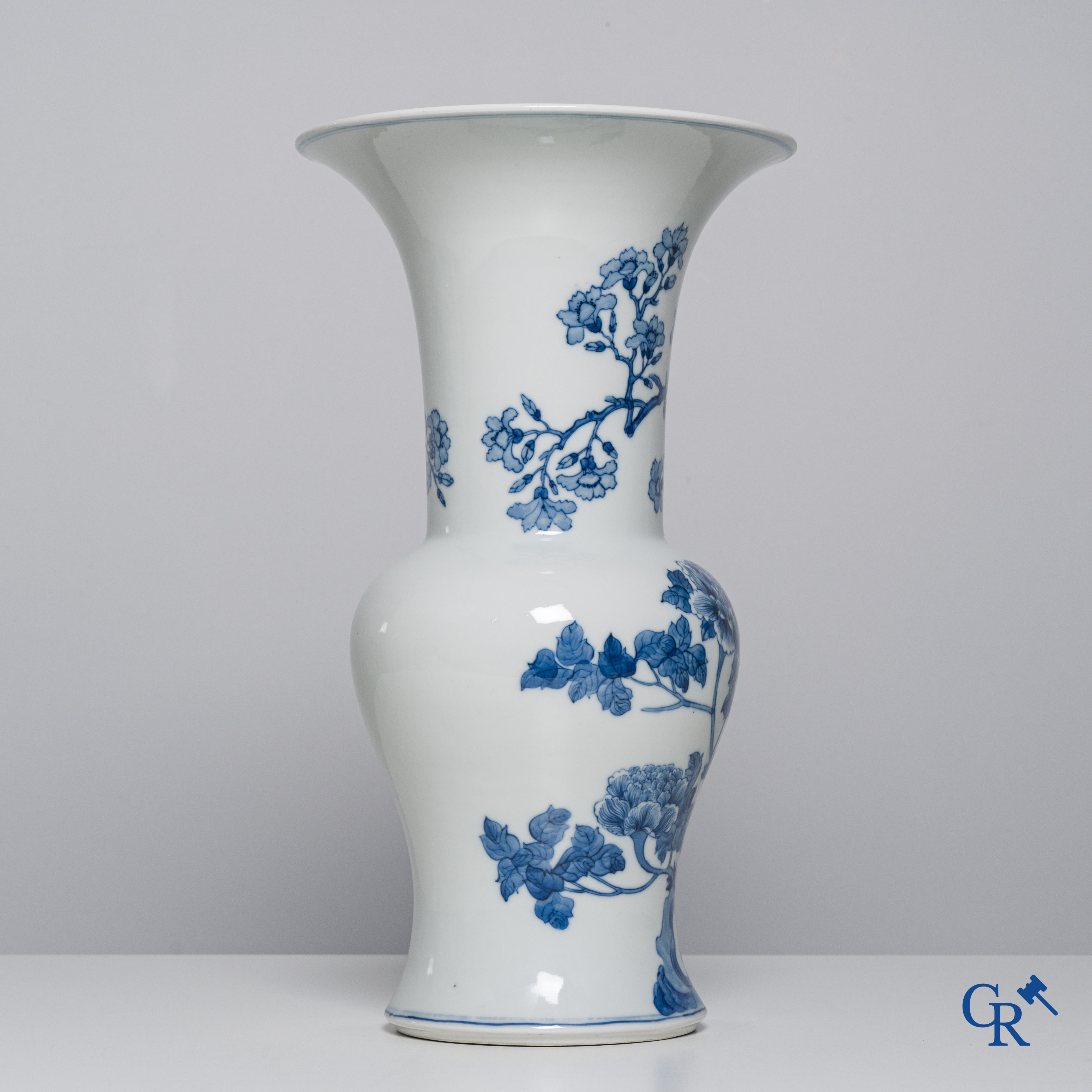 Art Asiatique, porcelaine chinoise, un vase yen yen bleu blanc avec des oiseaux et des fleurs. Kangxi mark.