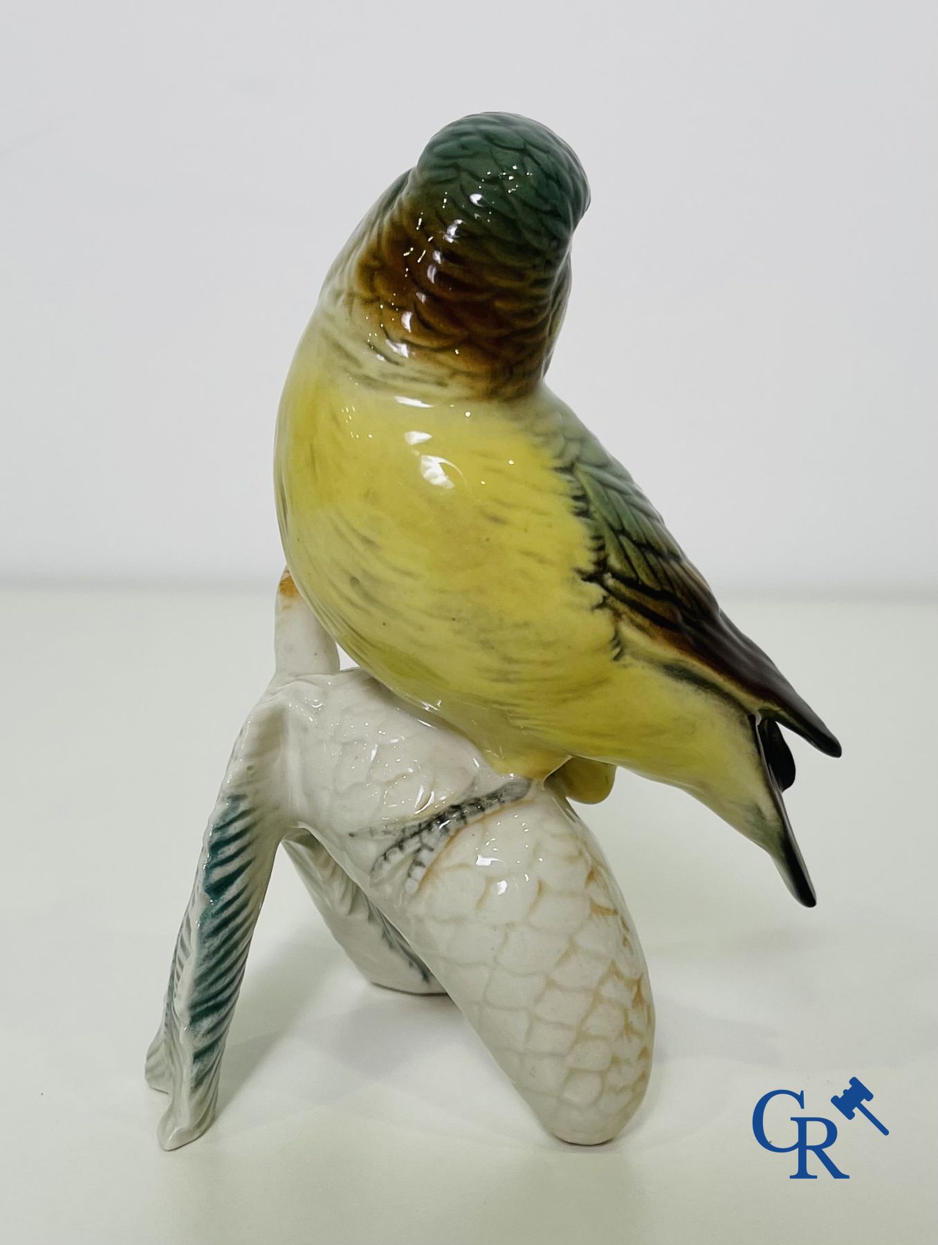 Un lot de 4 oiseaux en porcelaine allemande et faïence italienne.