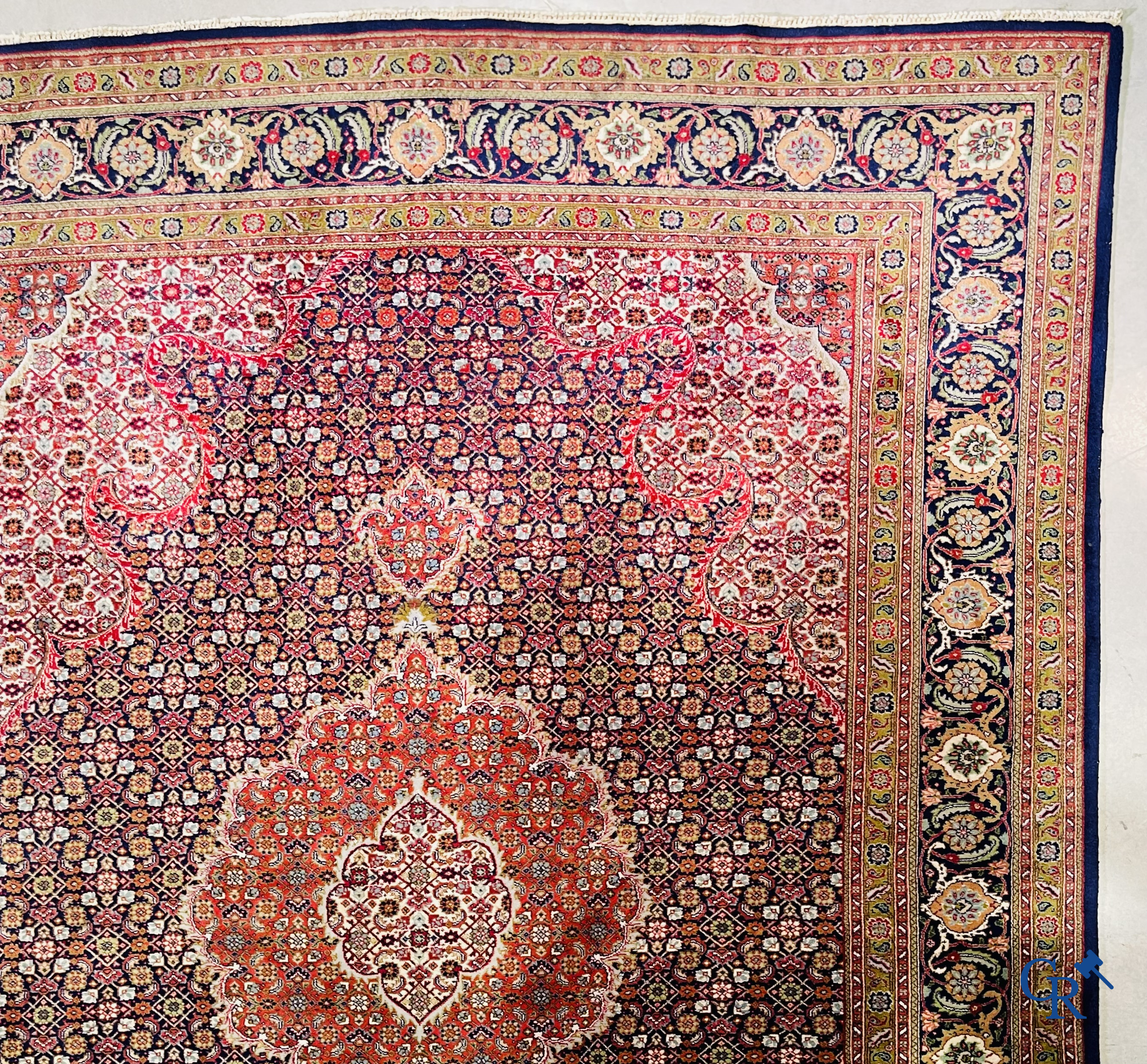 Tapis d'Orient: Tabriz, Iran. Grand tapis persan noué à la main.