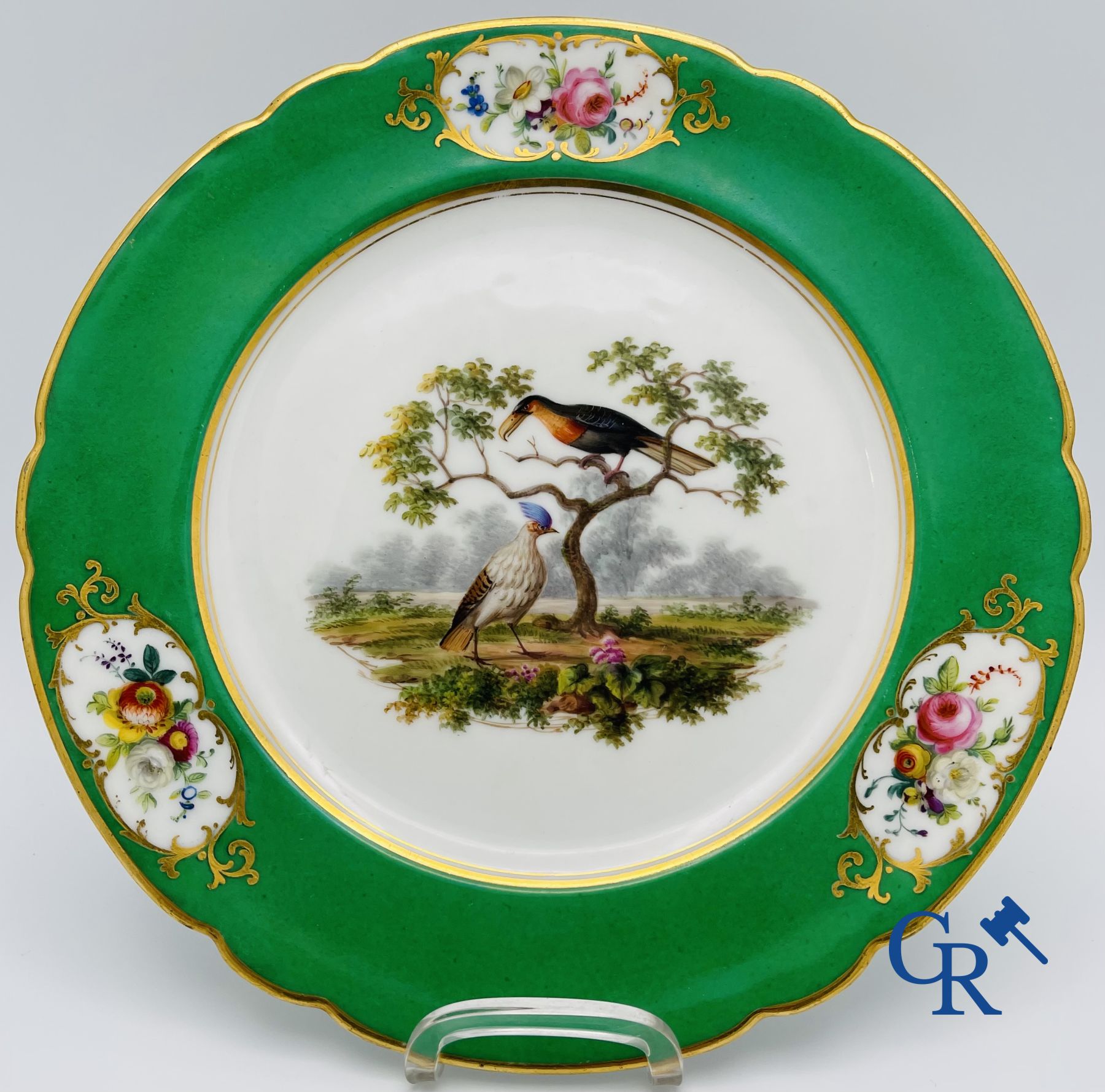 3 assiettes en porcelaine de Paris dans le style de Sèvres. XIXème siècle.