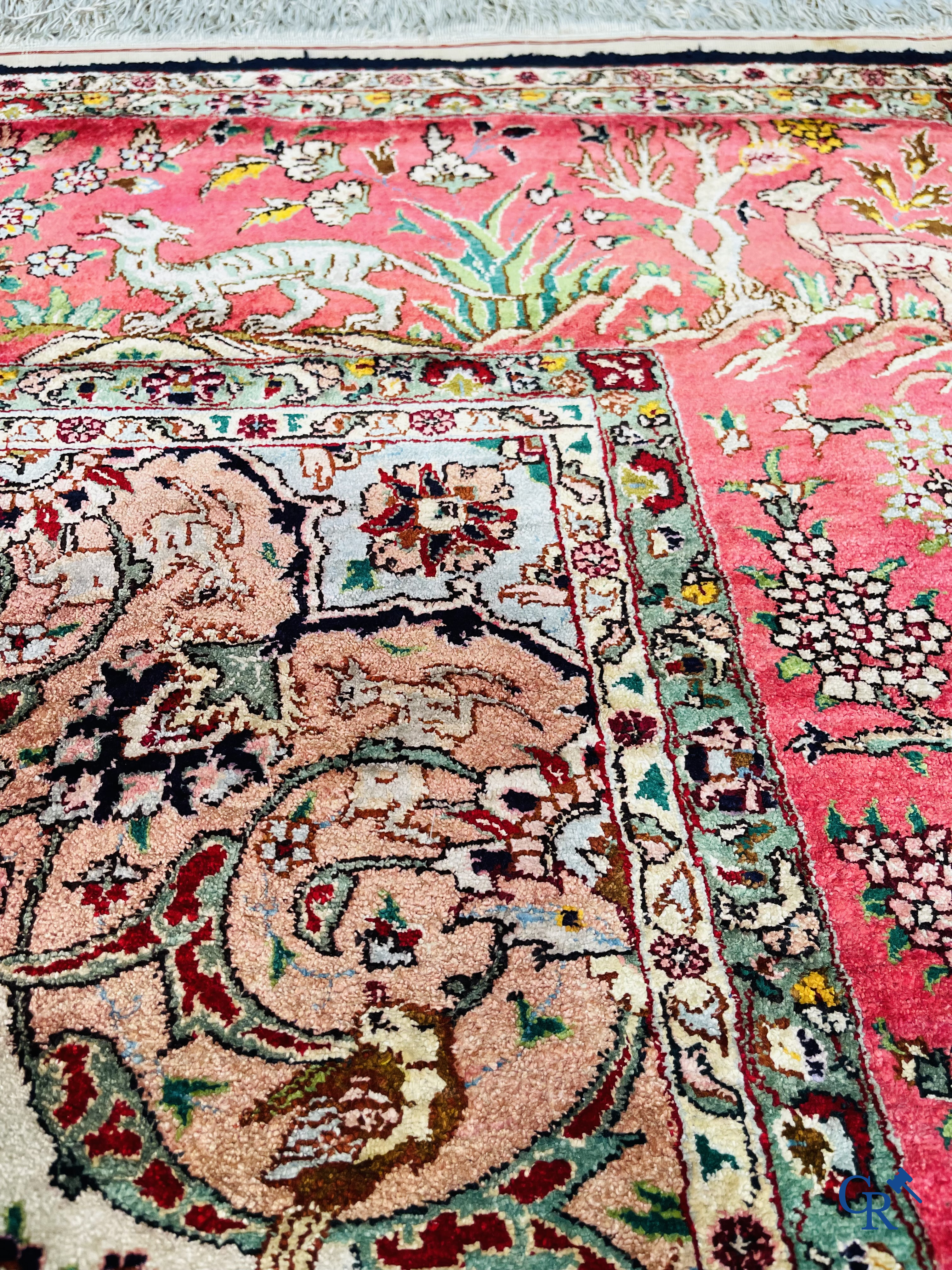 Tapis d'Orient: Tabriz, un tapis en soie finement noué à la main avec des animaux et des oiseaux dans un décor floral.