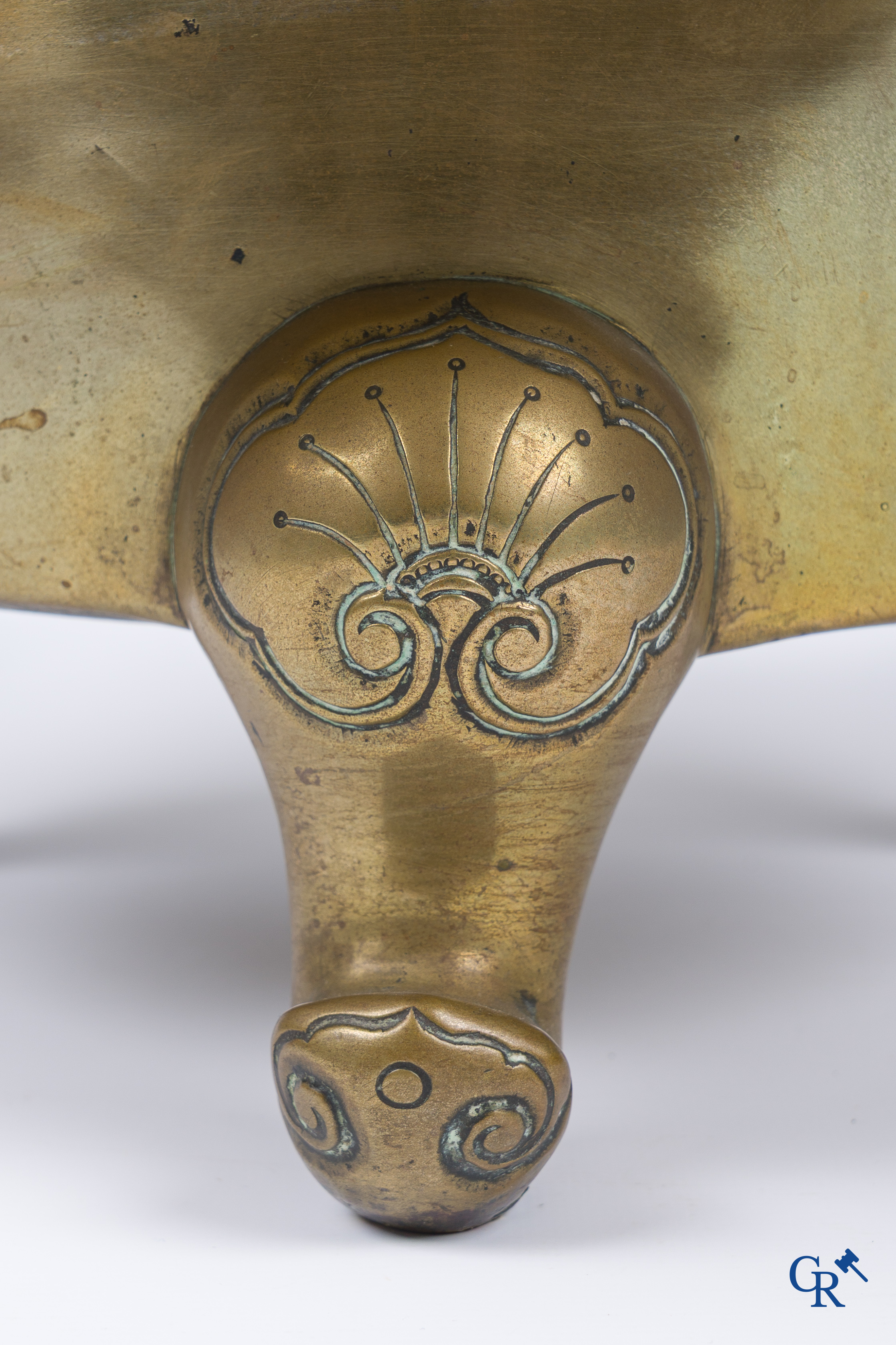 Aziatica. Een grote 3-potige en gedecoreerde bronzen wierookbrander. China 18e-19e eeuw.