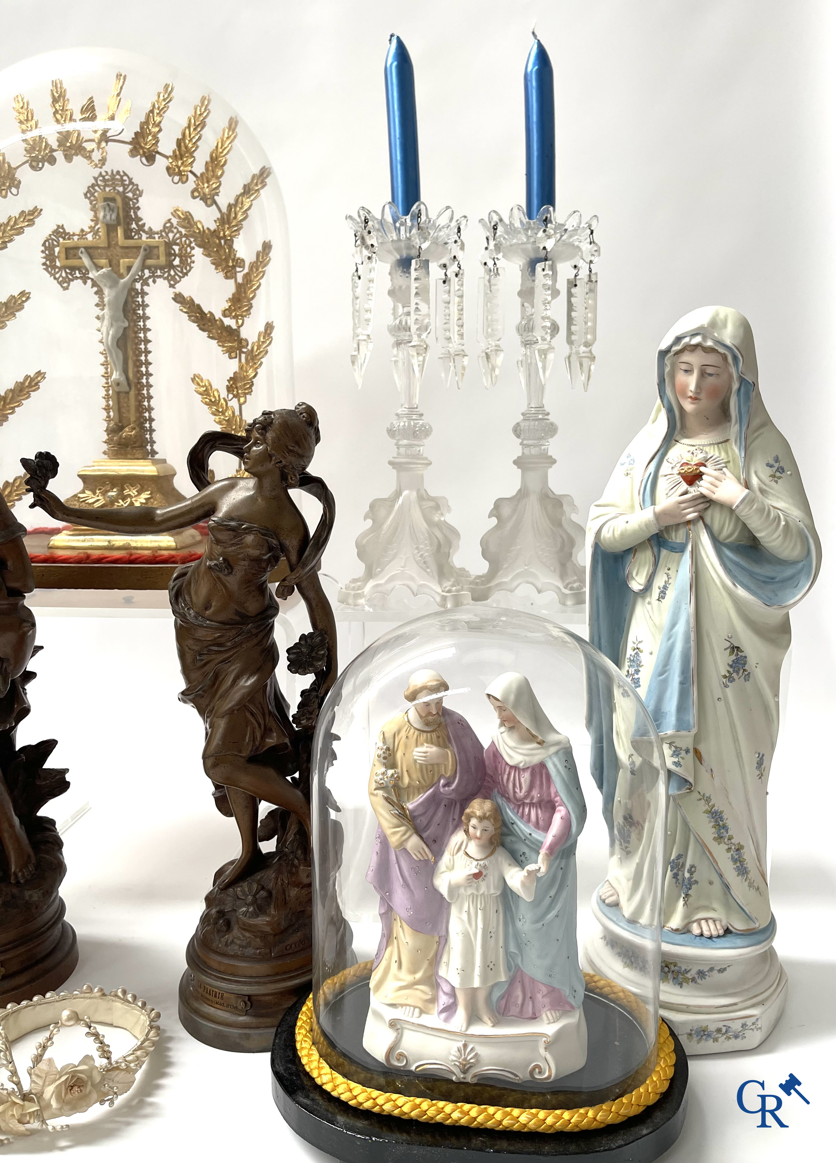 Un grand lot de brocante, y compris Royal Dux, statues en biscuit, porcelaine, globes, statues en régule, lampe de table, lustre, etc.