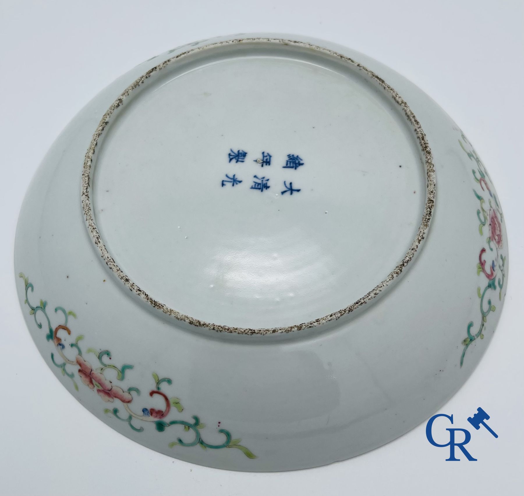 Art Asiatique : Un plat au dragon en porcelaine chinoise. Période Guangxu et marquée.