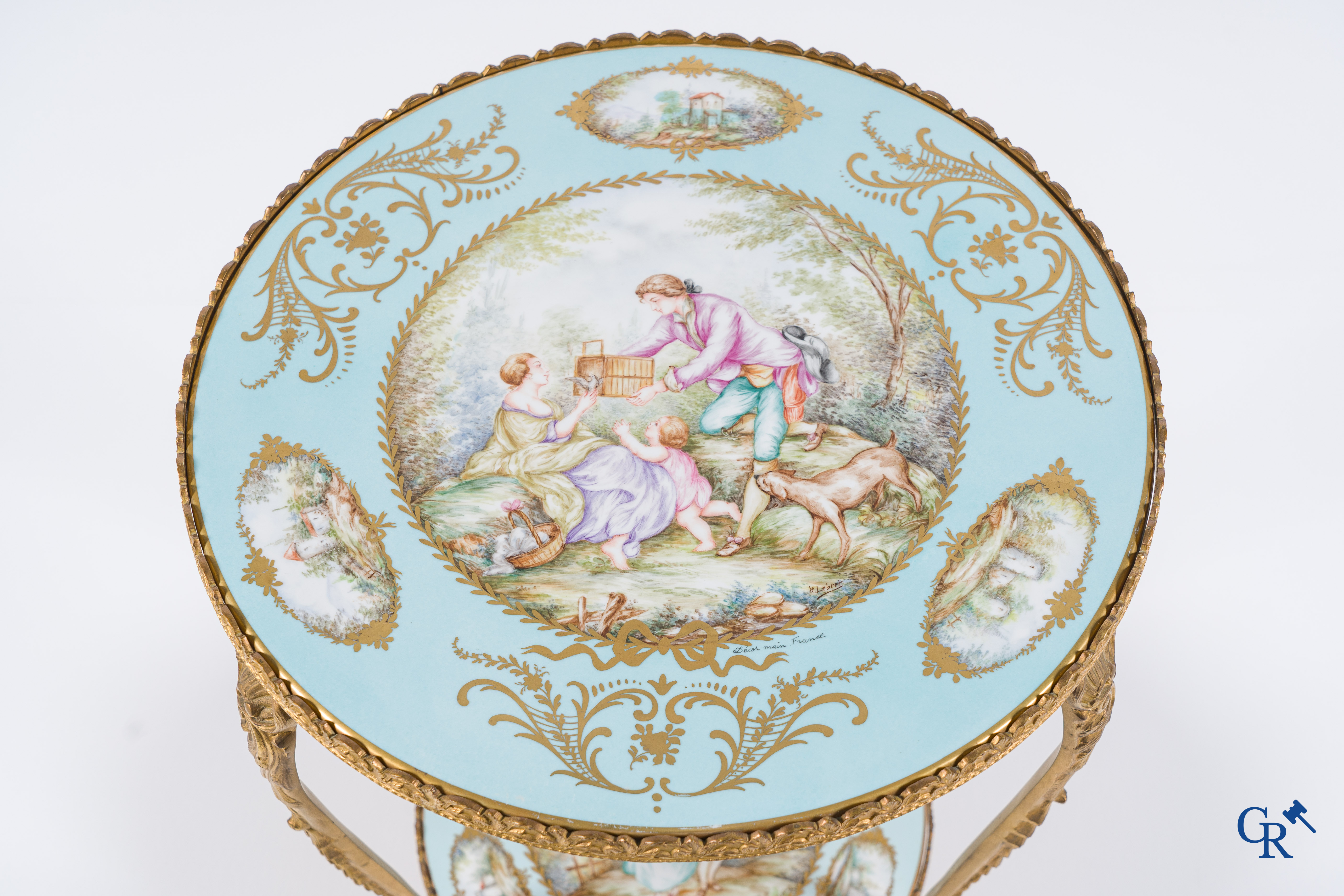 Porcelaine européenne: Limoges dans le goût de Sèvres. Table basse ronde en bronze et porcelaine signée M. Lebret.