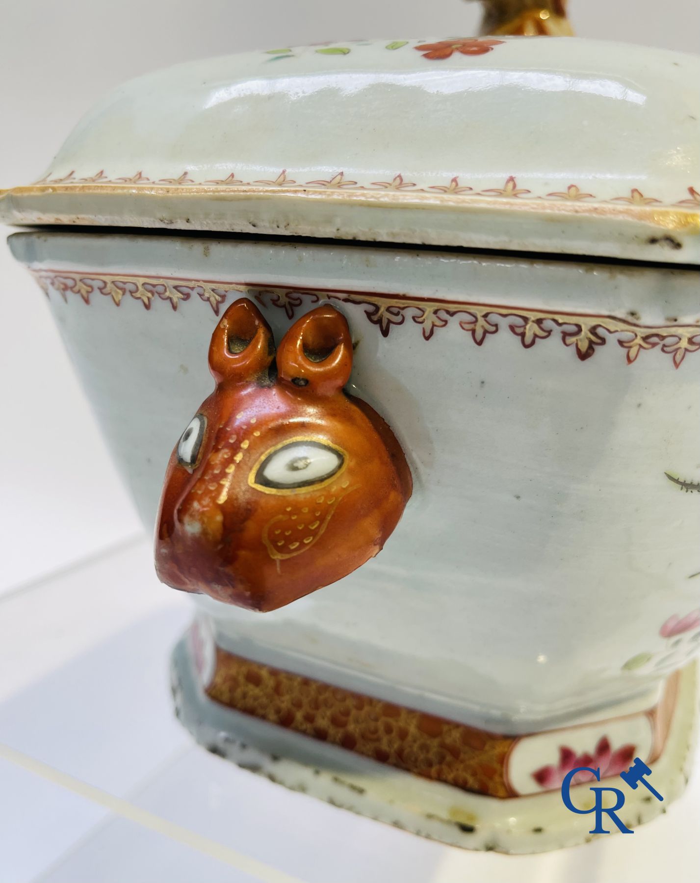 Chinese Porcelain: 2 tureens and a saucer in Chinese porcelain.