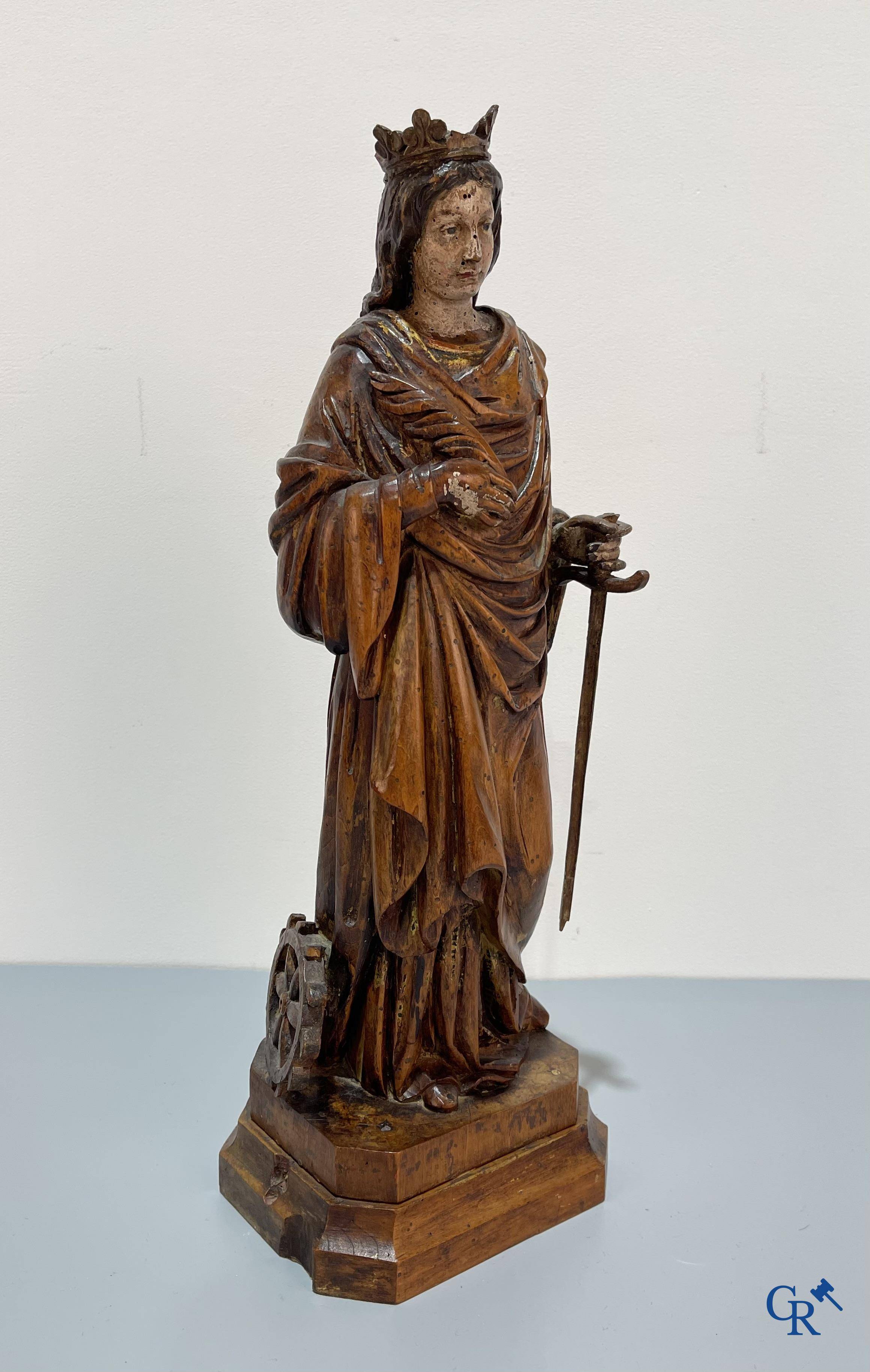 Religieuze objecten, 3 antieke hout gesculpteerde voorstellingen van St. Catharina. 18e-19e eeuw.