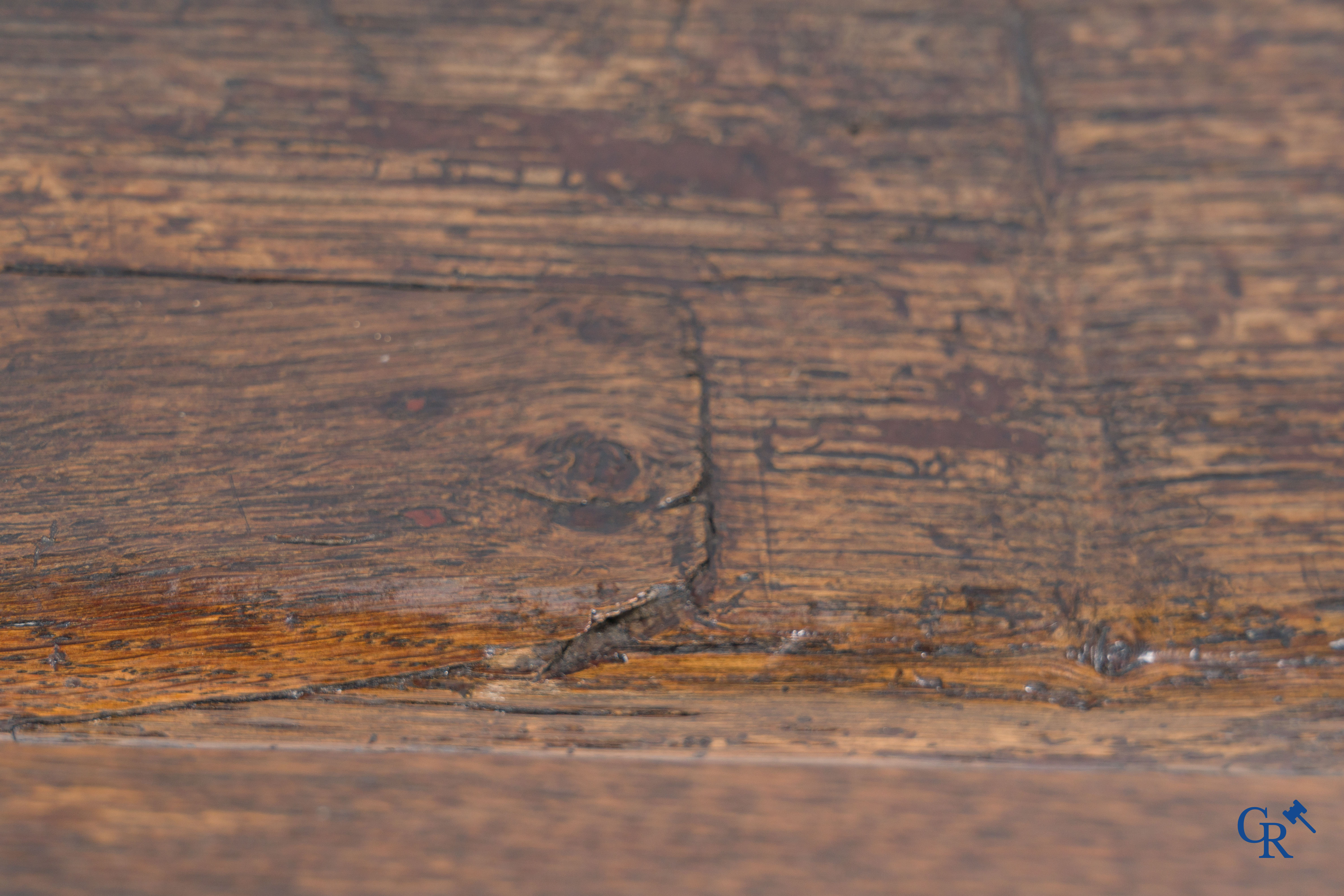 Gotiek. Een Gotische eikenhouten gesculpteerde koffer met zijn slotwerk in smeedijzer. 2de helft 15e eeuw.