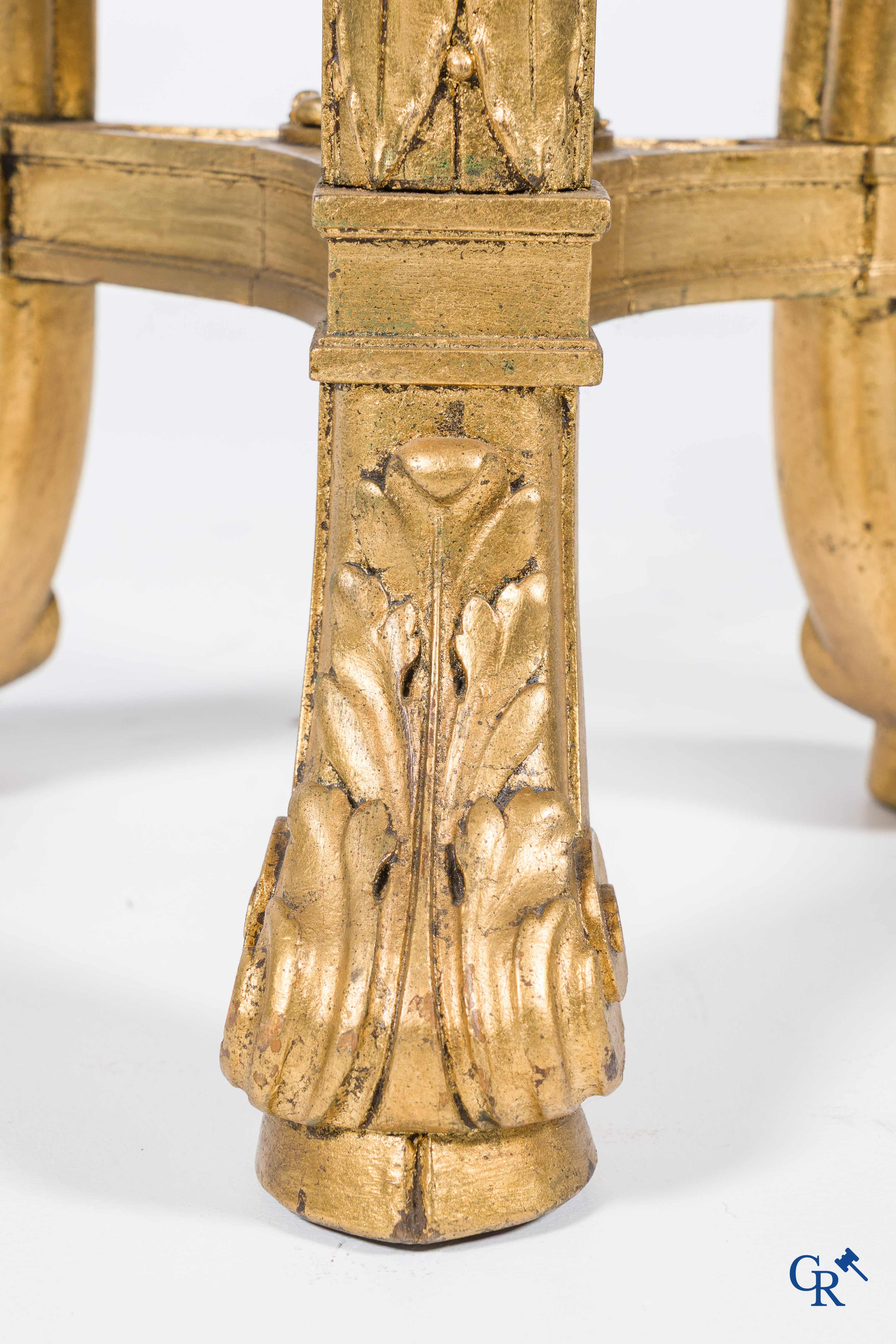 Un grand piédestal en bois sculpté et doré avec des têtes de bélier et guirlandes. Style LXVI, vers 1900.