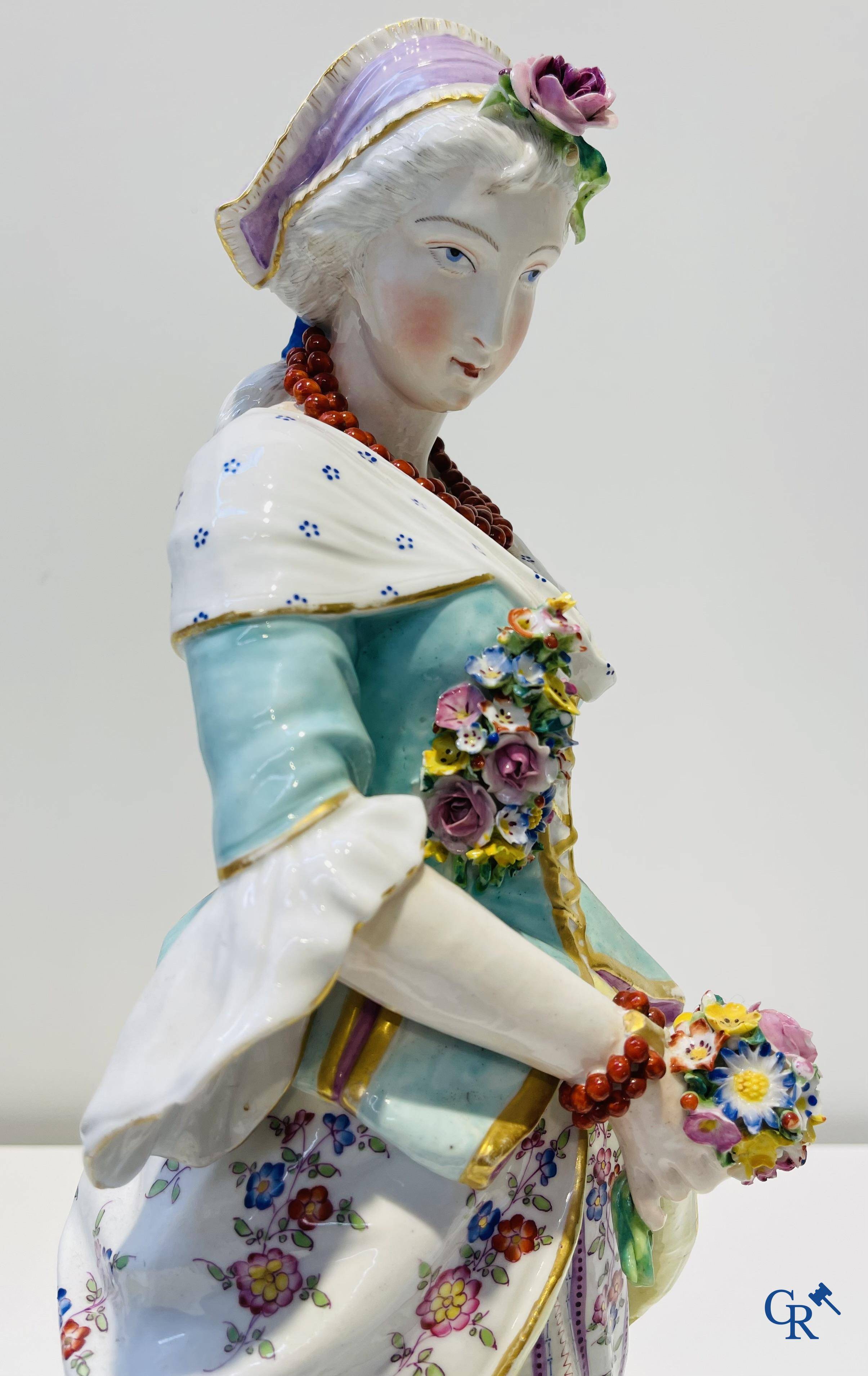 Exceptionnelle grande paire de statues romantiques en porcelaine colorée et dorée dans le gout de Meissen.