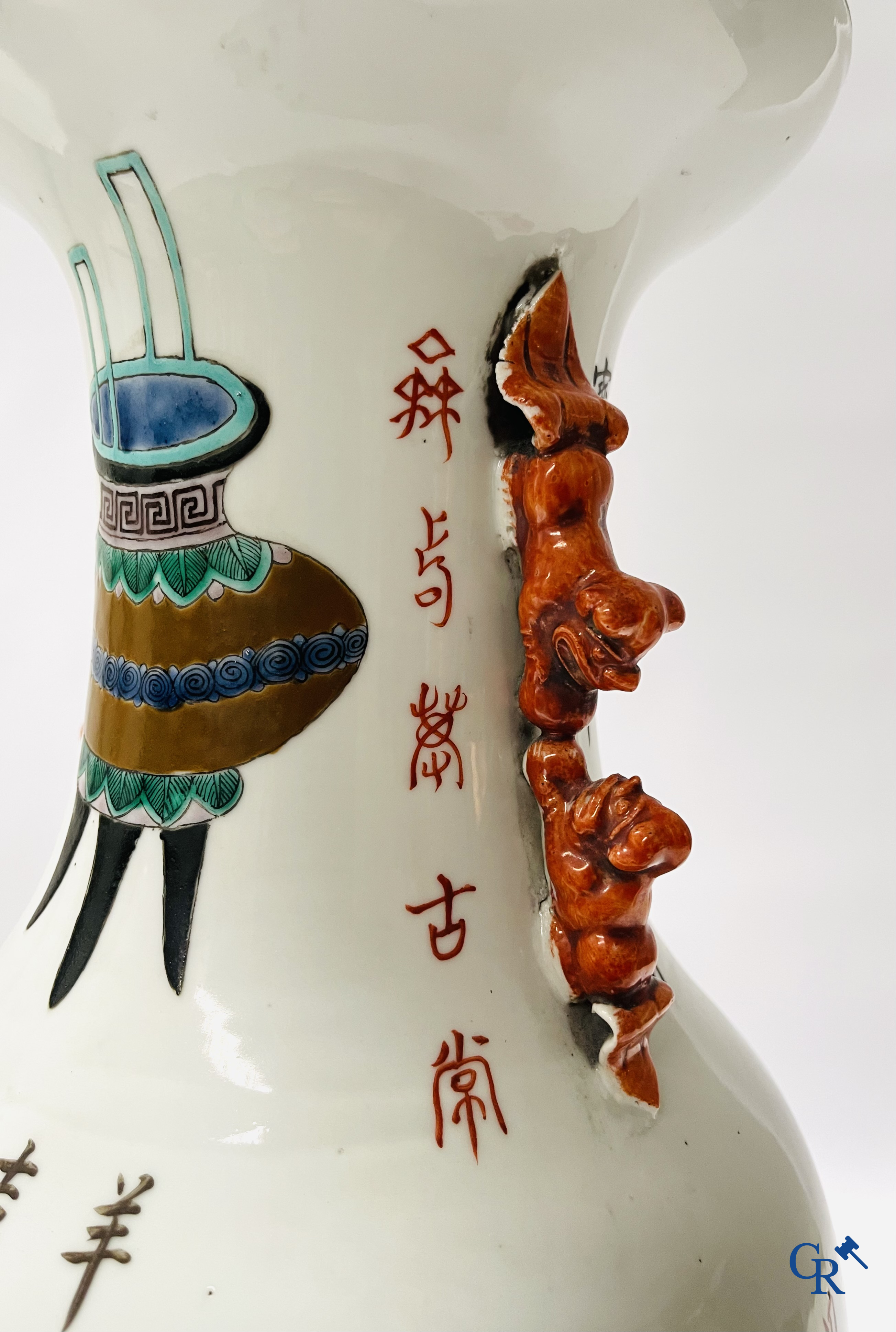 Aziatica, 2 Chinese famille rose vazen gedecoreerd met antiquiteiten en een kalligrafische tekst. 19e eeuw.