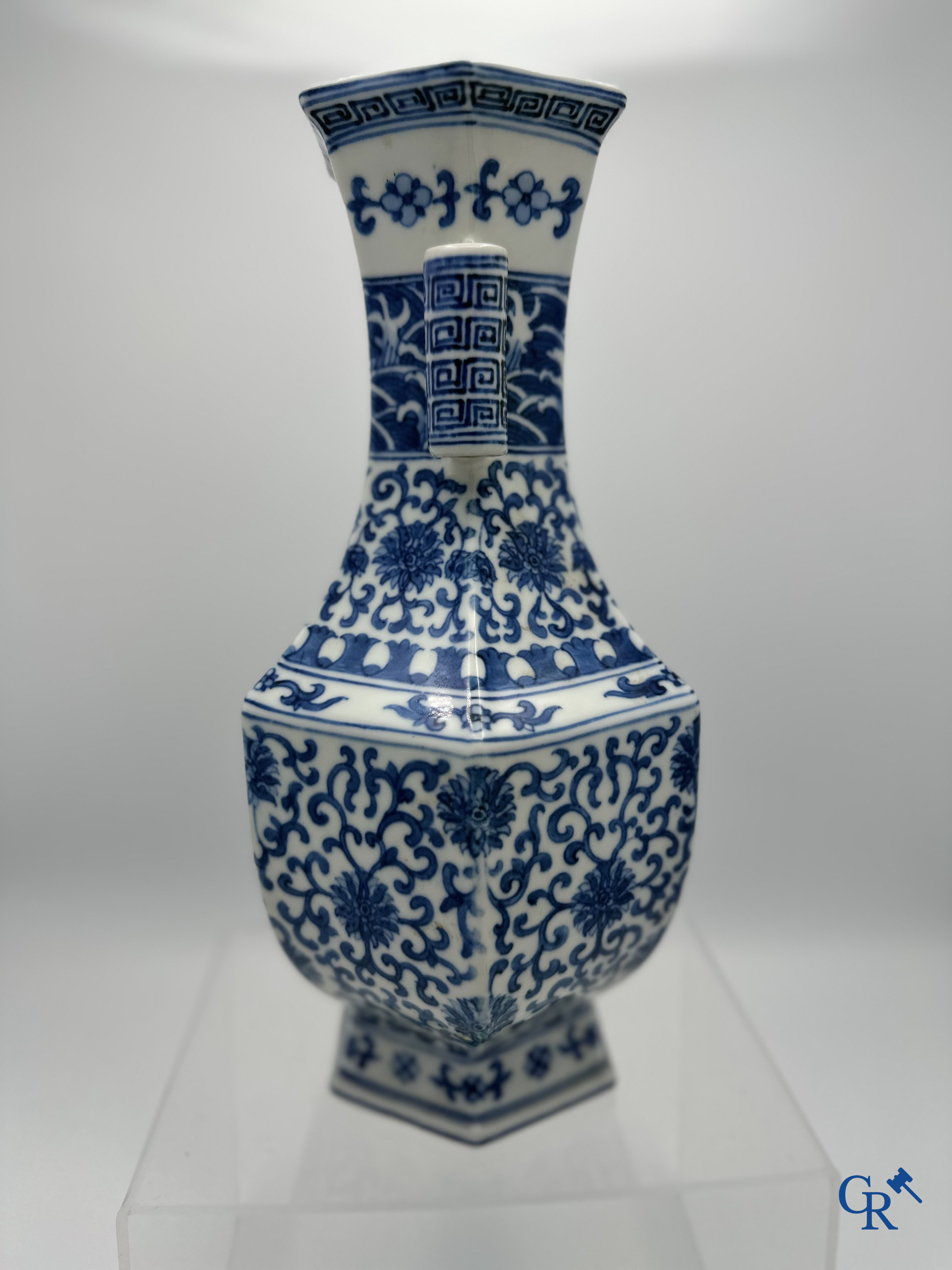 Porcelaine chinoise: vase chinois bleu et blanc à décor floral.