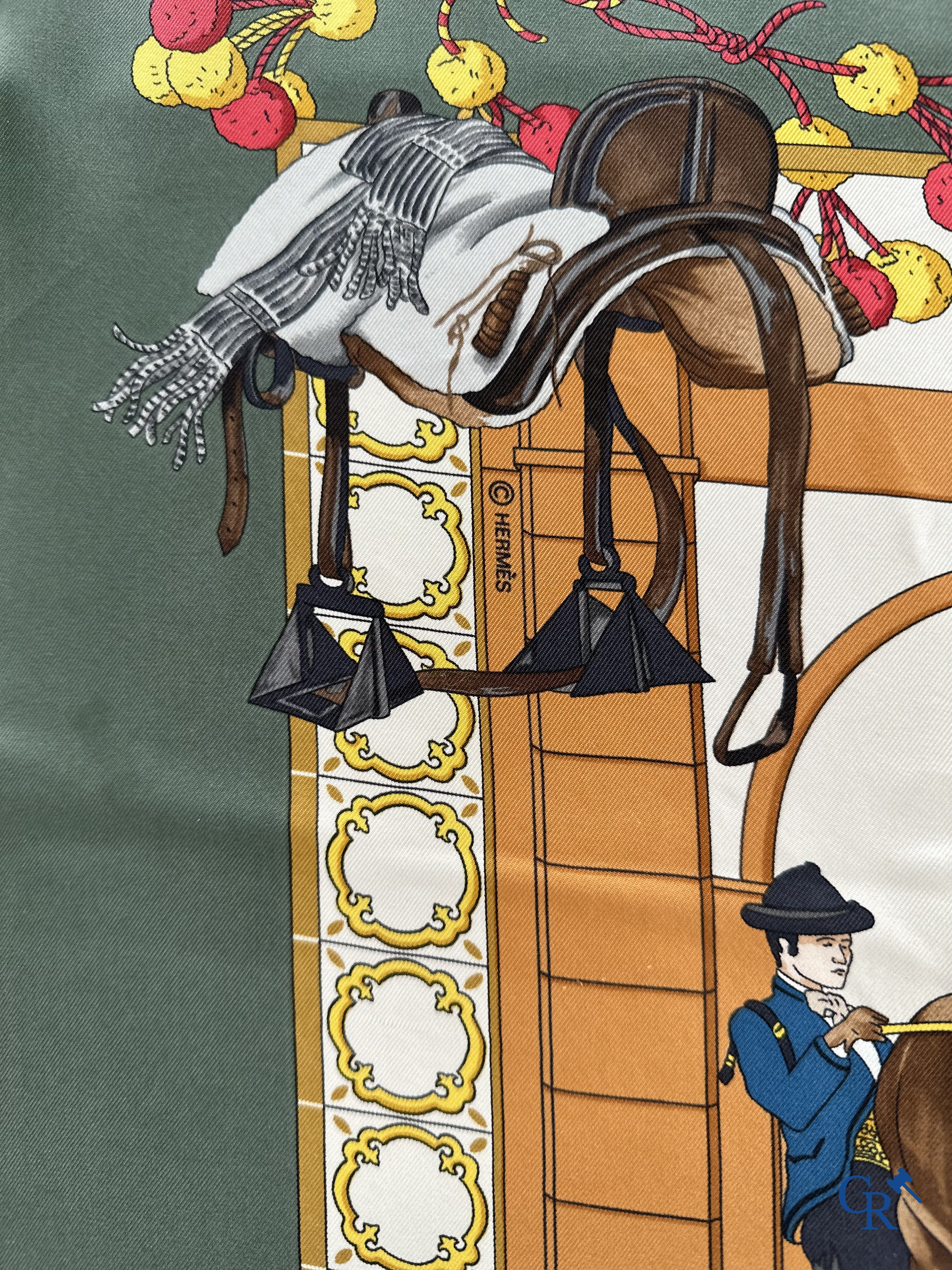 Hermès Paris: 2 foulards "Correspondance" et "Real Escuela Andaluza Del Arte Equestre" dans une boîte.