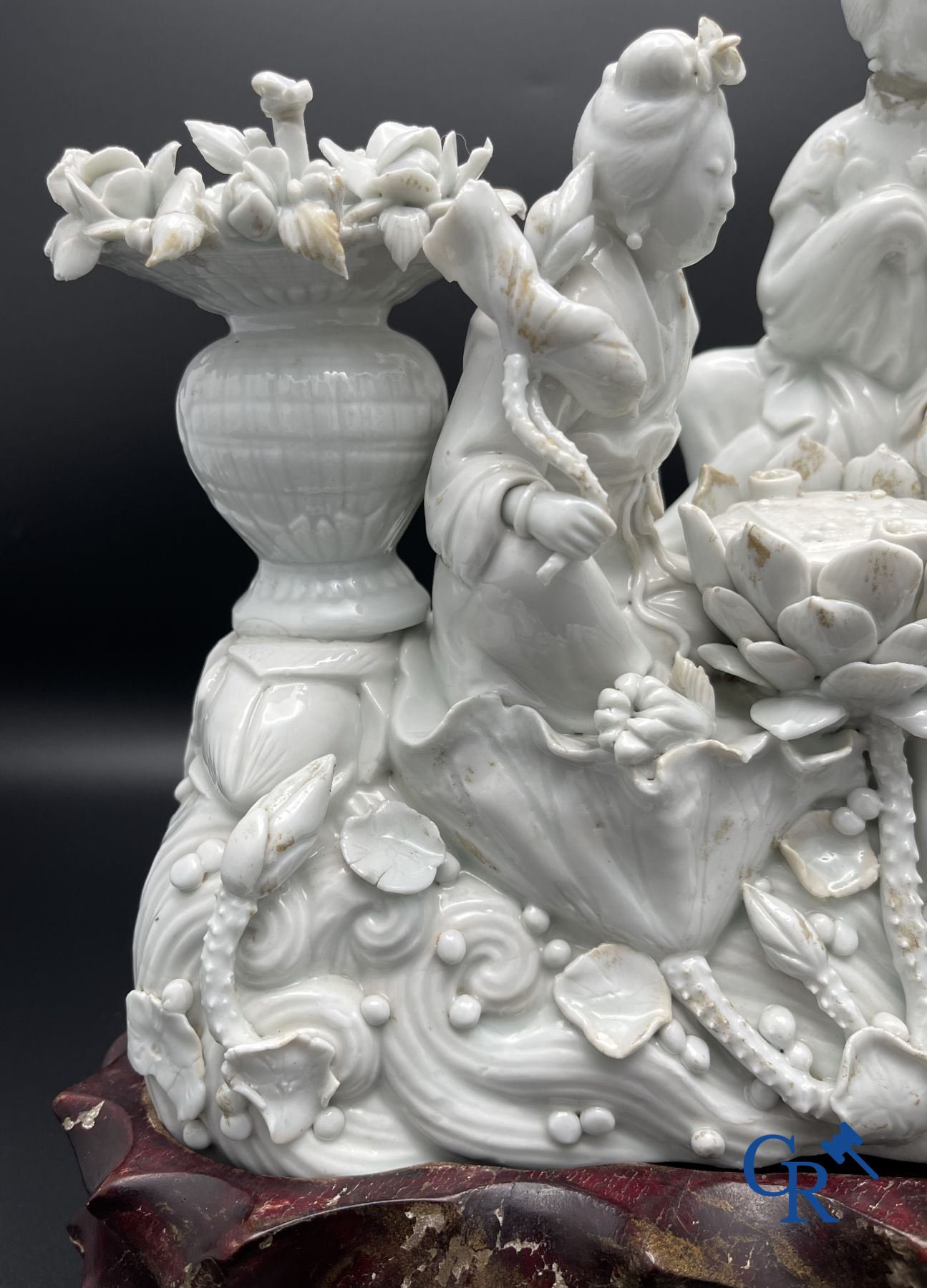 Porcelaine chinoise: Un lion bouddhiste et un groupe en blanc de Chine.