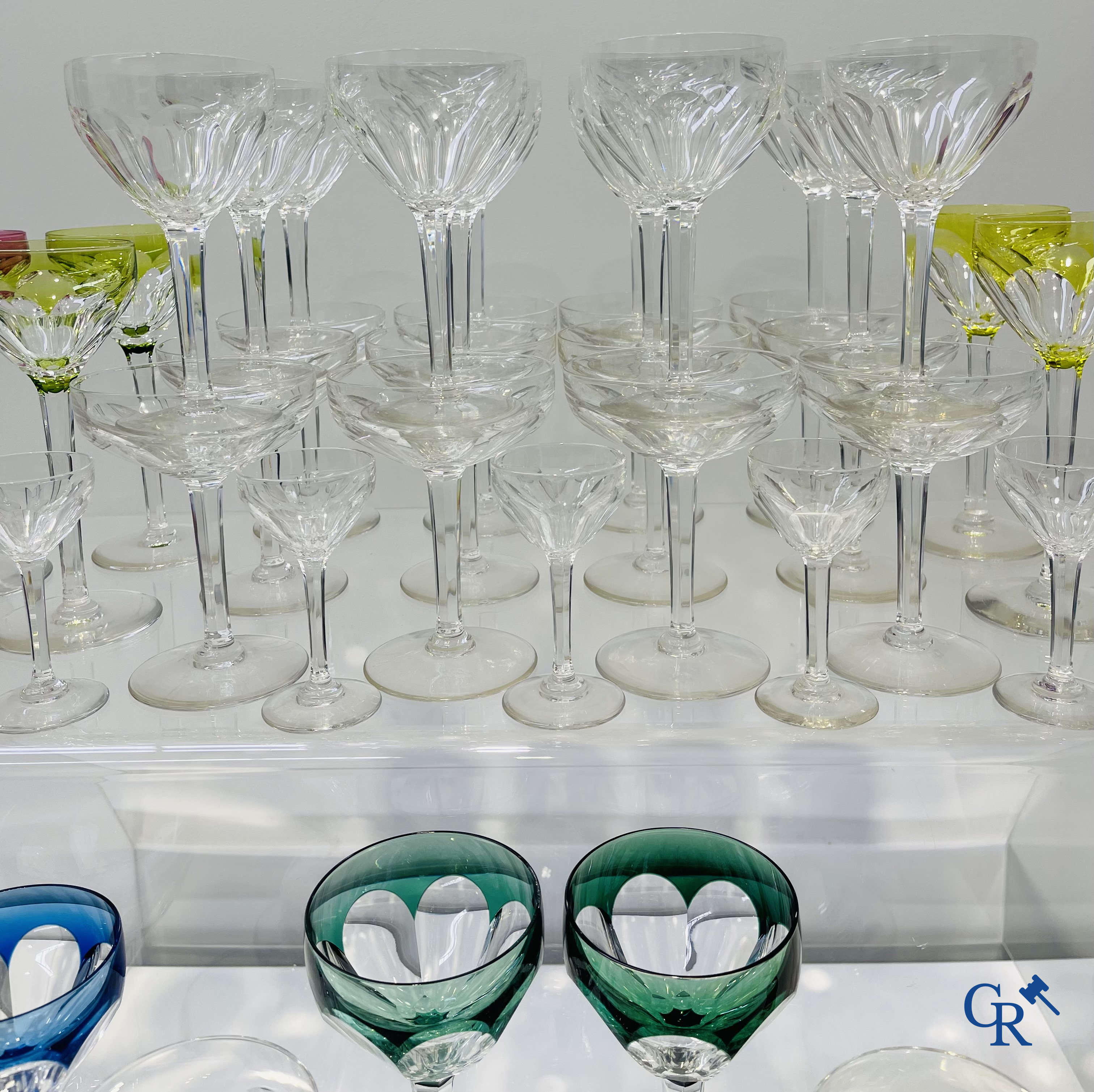 Val Saint Lambert. Grand lot de verres en cristal, 2 carafes et 6 tasses ajoutées.