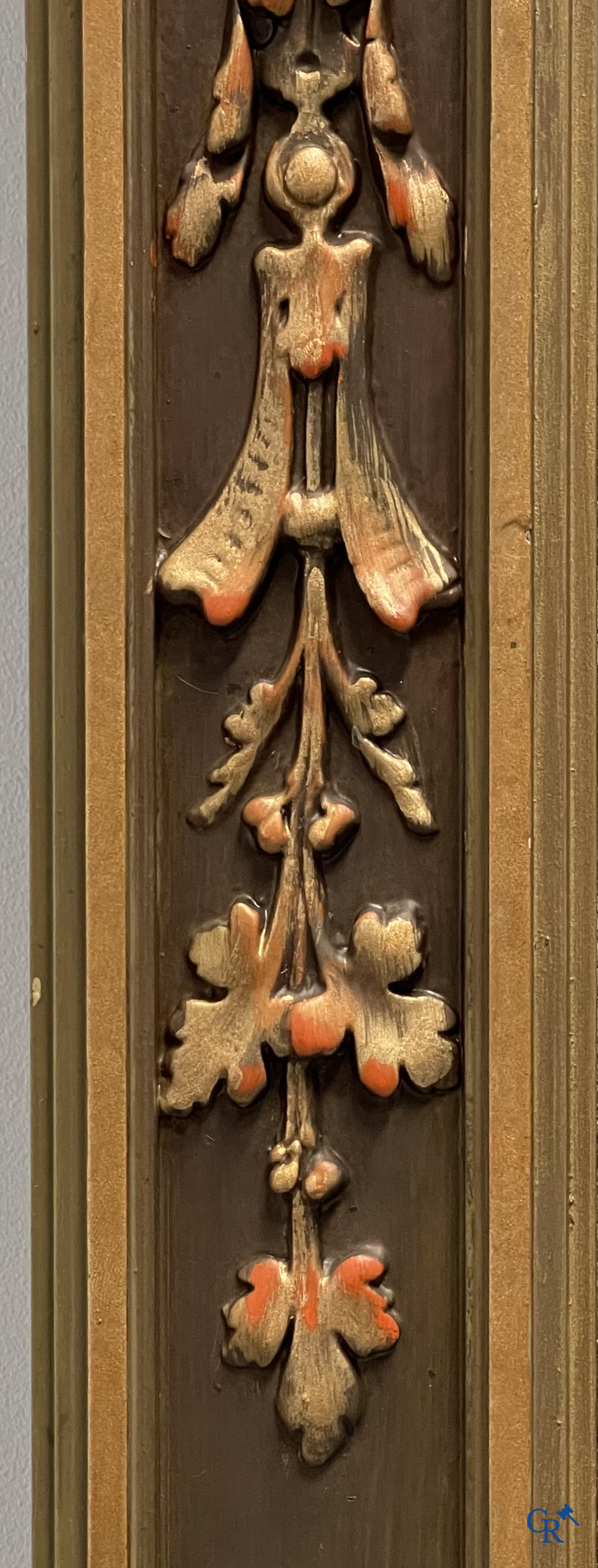 Un grand miroir de cheminée patiné avec un dragon. Vers 1900.