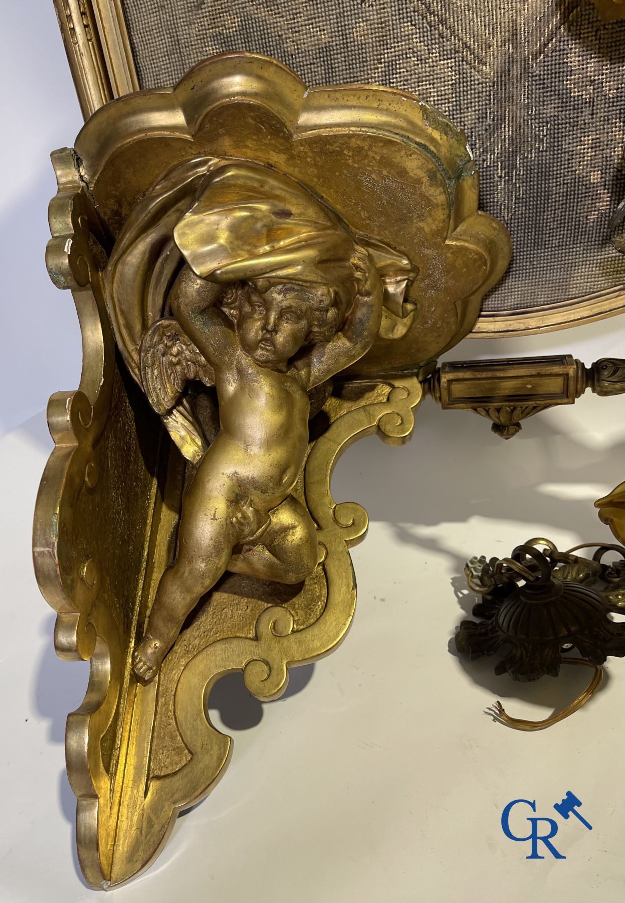 Un lot composé d'un lustre en bronze, d'une console d'angle, d'un refroidisseur à vin et d'un écran de cheminée.