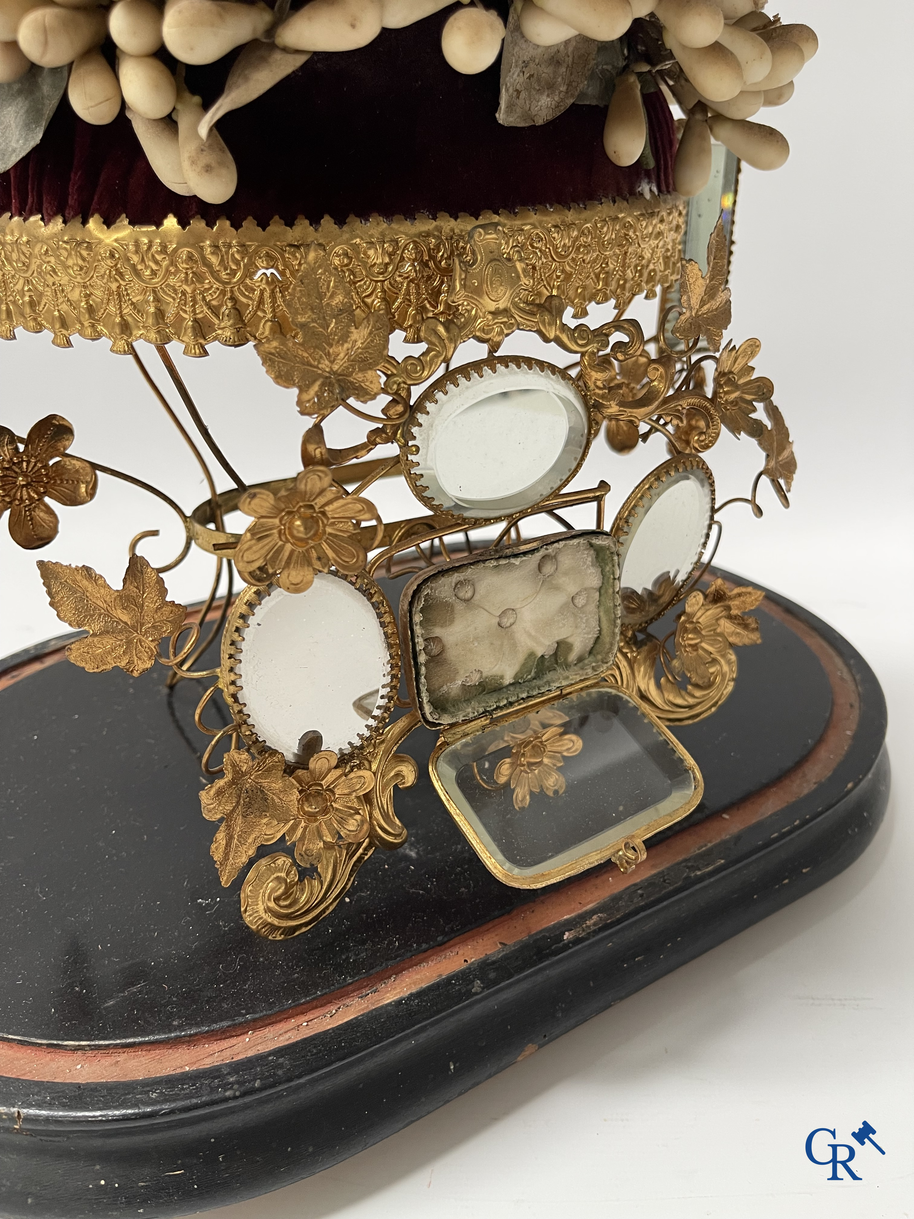 Beautiful globe with bridal bouquet and integrated jewellery box. Mirrors and gold-plated brass. Circa 1900.