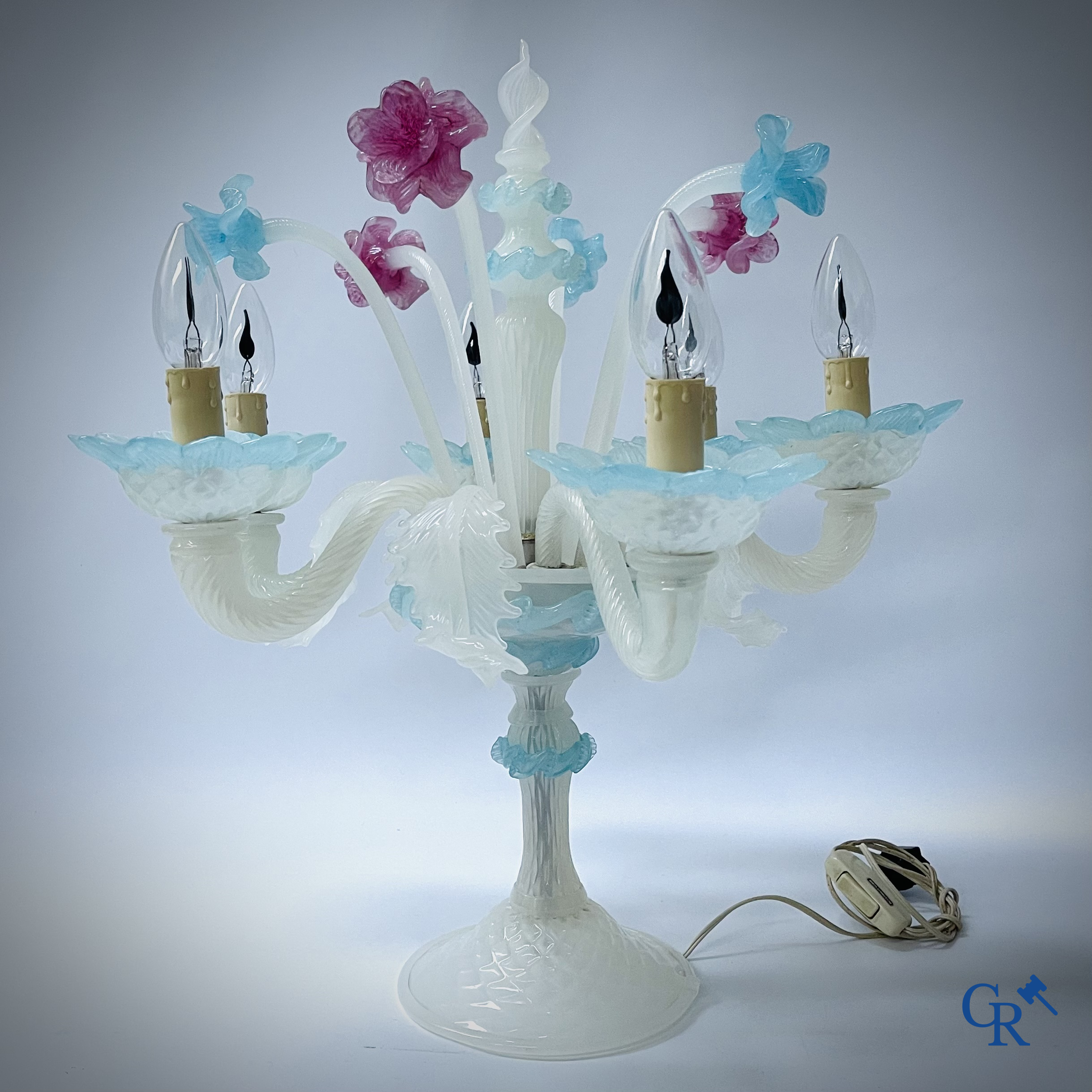 Un lot d'une lampe de table vénitienne, une paire de grandes appliques en verre vénitien et un plafonnier en Murano.