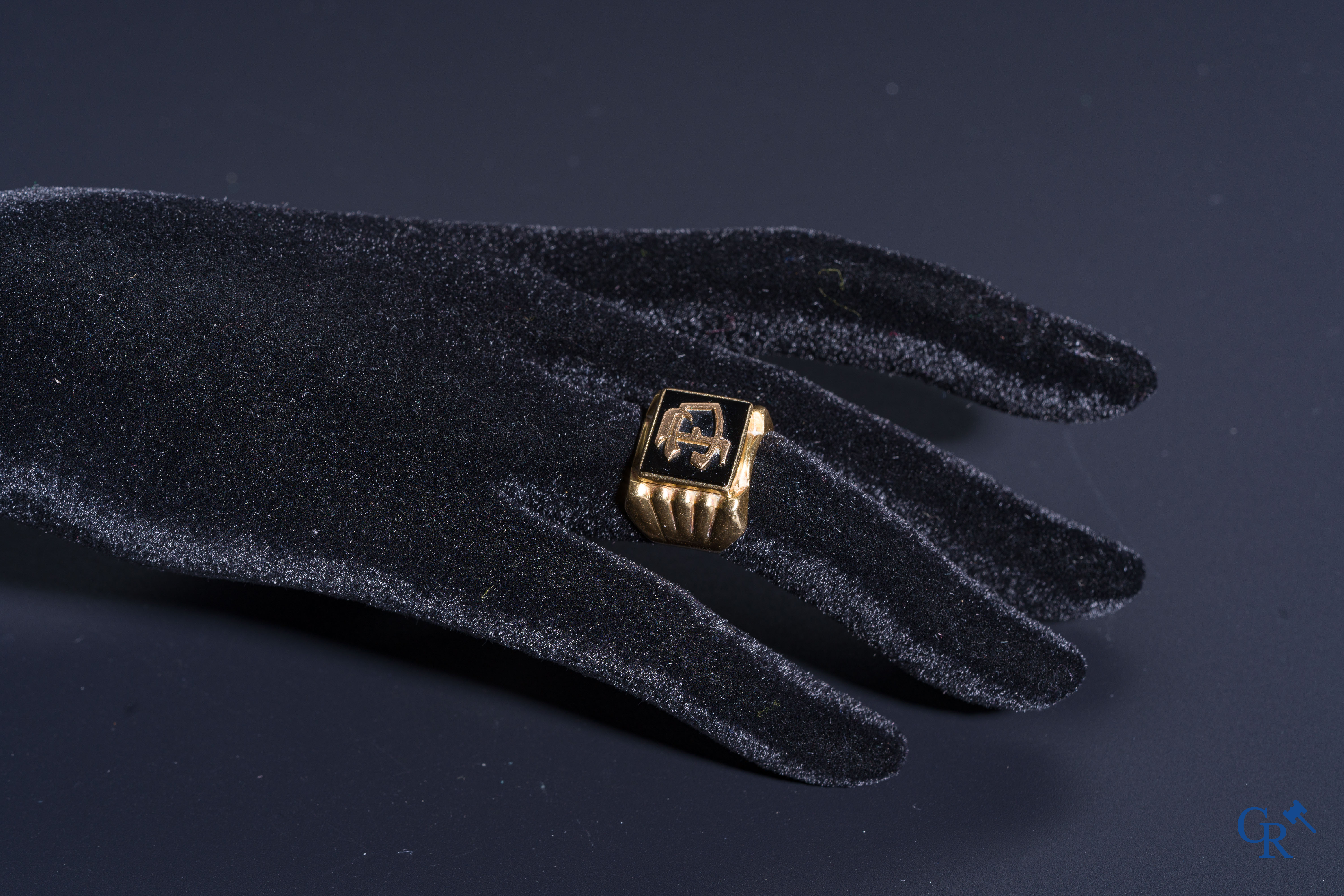 Jewellery: A Chevalière and a pair of cufflinks in gold 18K (750°/00) and onyx.