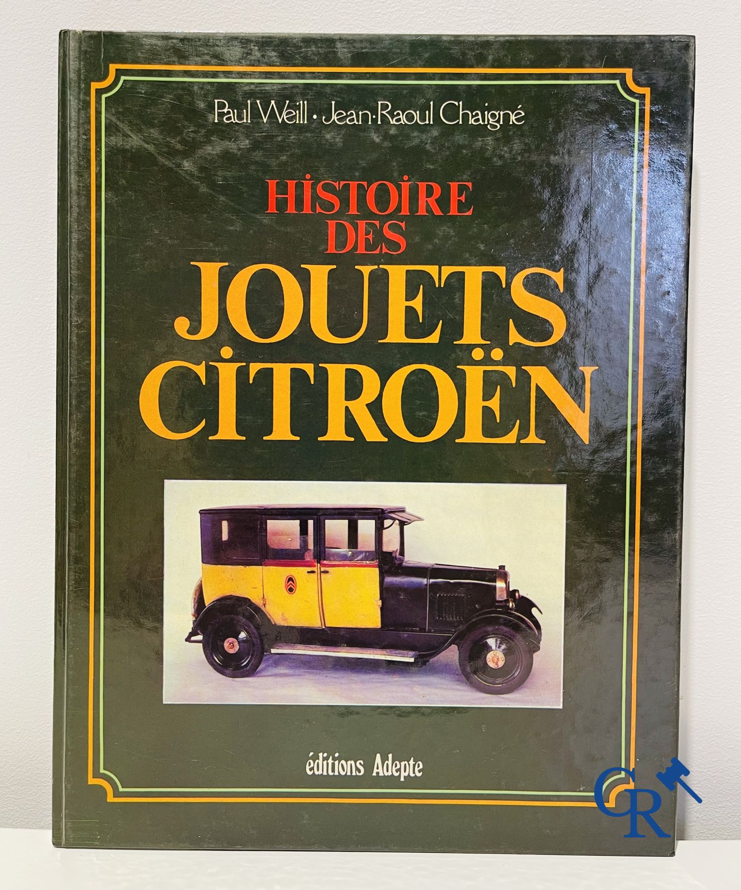 Jouets anciens : Un lot avec 13 livres sur les jouets anciens.