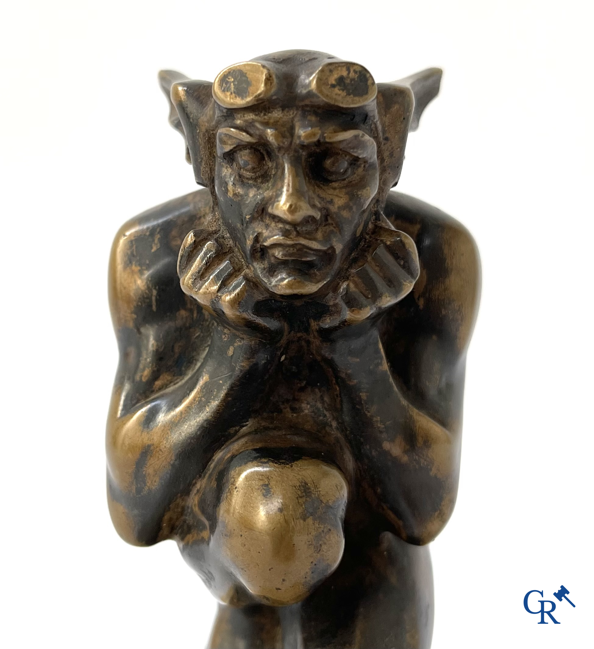 Automobilia, Een originele fijn geciseleerde bronzen auto mascotte naar een model van Gustave Poitvin. circa 1930.