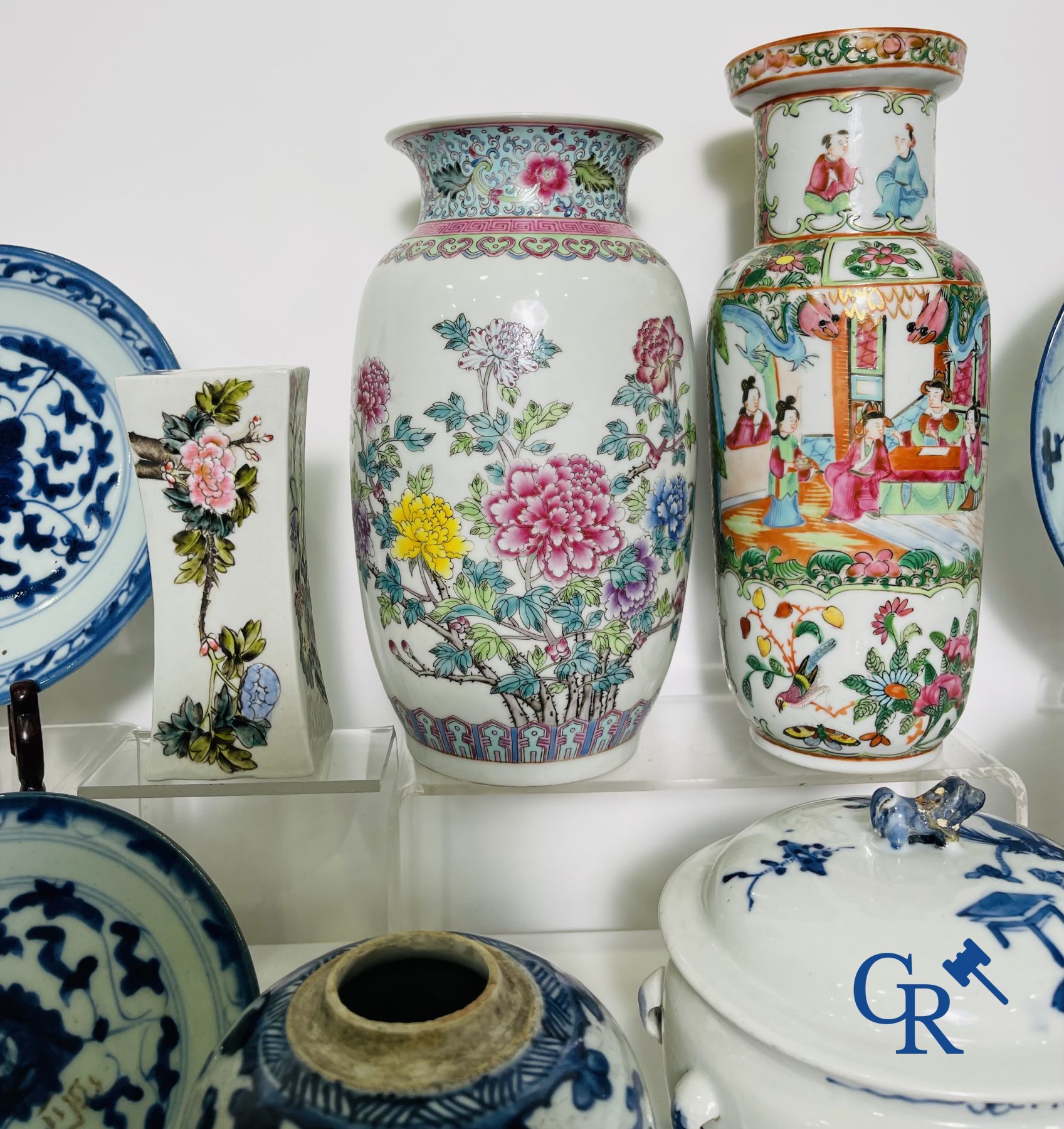 Asian Art: Beautiful lot of Chinese porcelain.