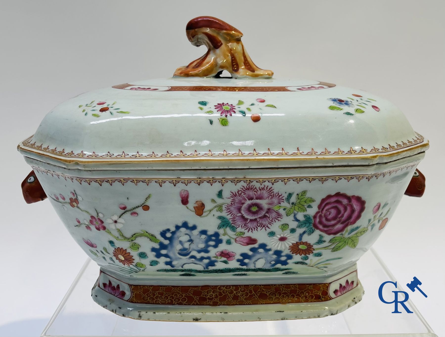 Chinese Porcelain: 2 tureens and a saucer in Chinese porcelain.