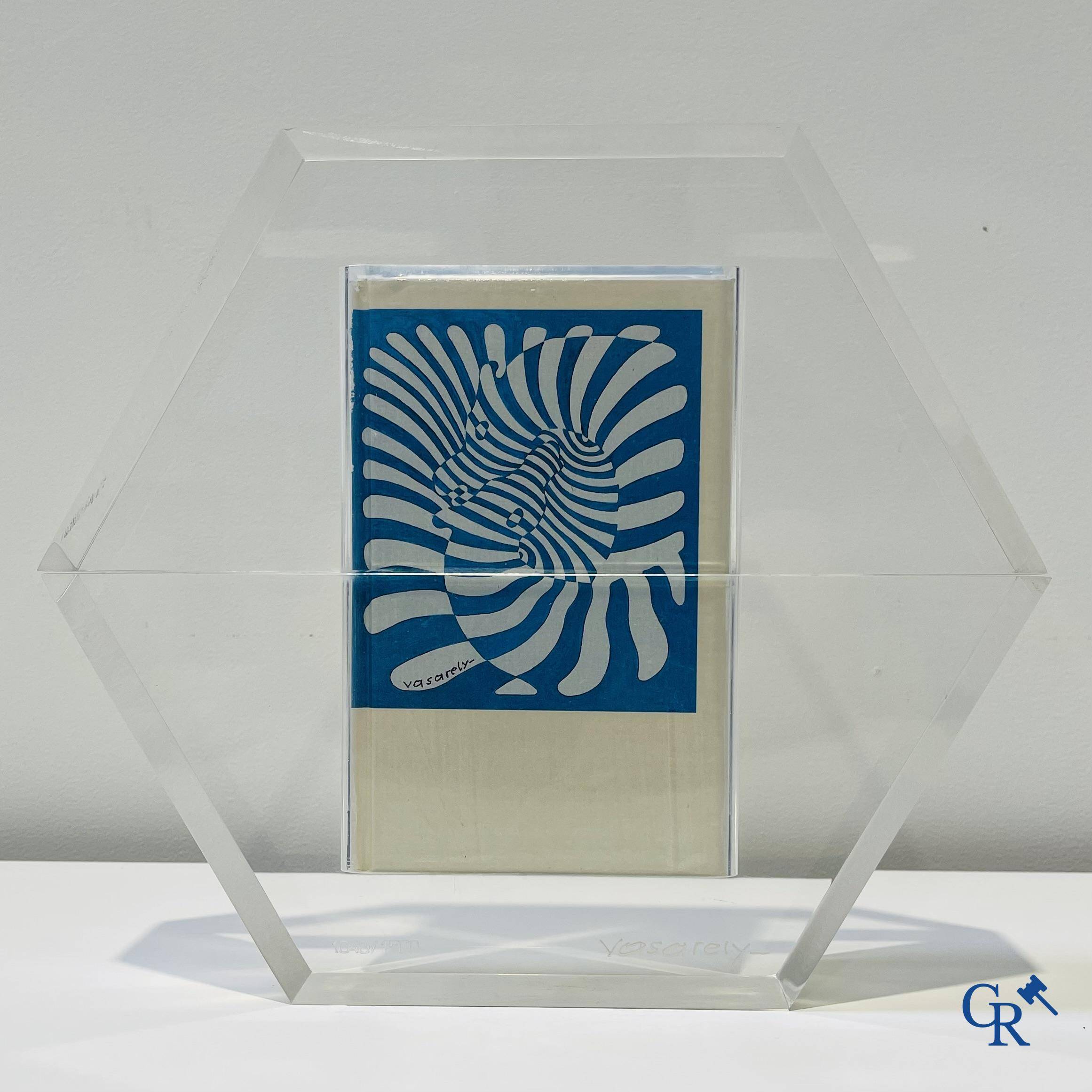 Victor Vasarely (1906-1997) Hexagone 1988, 4 boeken in een plexiglas, met certificaat van echtheid. 1040/1500.