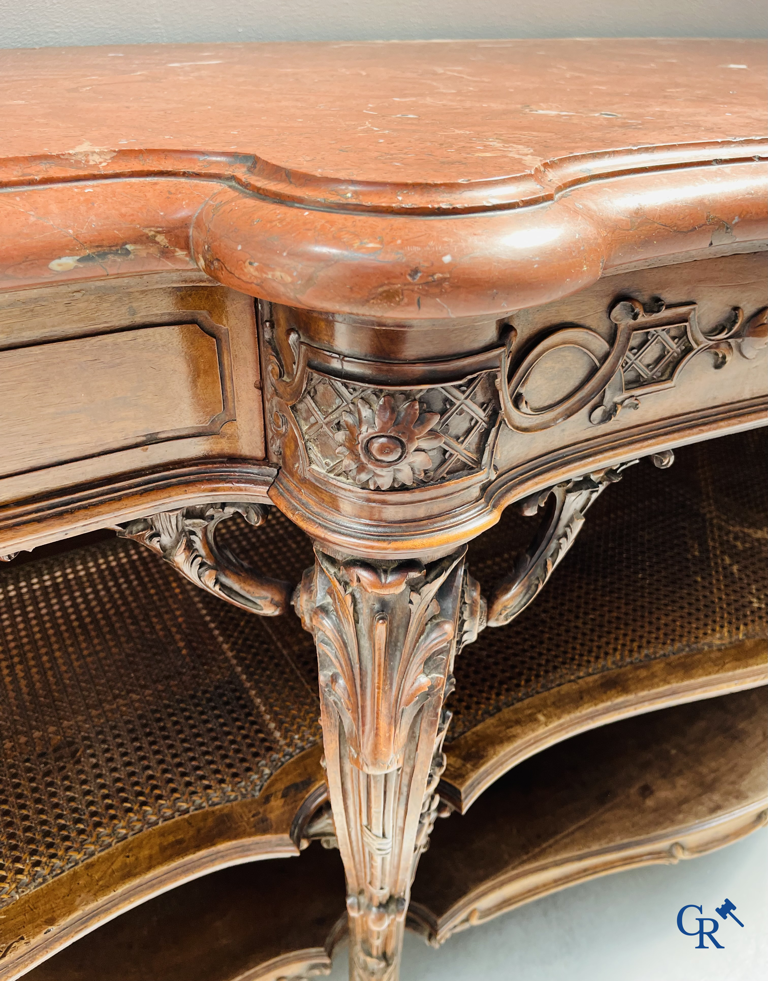 Maison Roll, 42, Rue Faubourg St. Antoine Paris. Een uitzonderlijk desserte meubel in gesculpteerd notelaar. LXVI-Stijl.