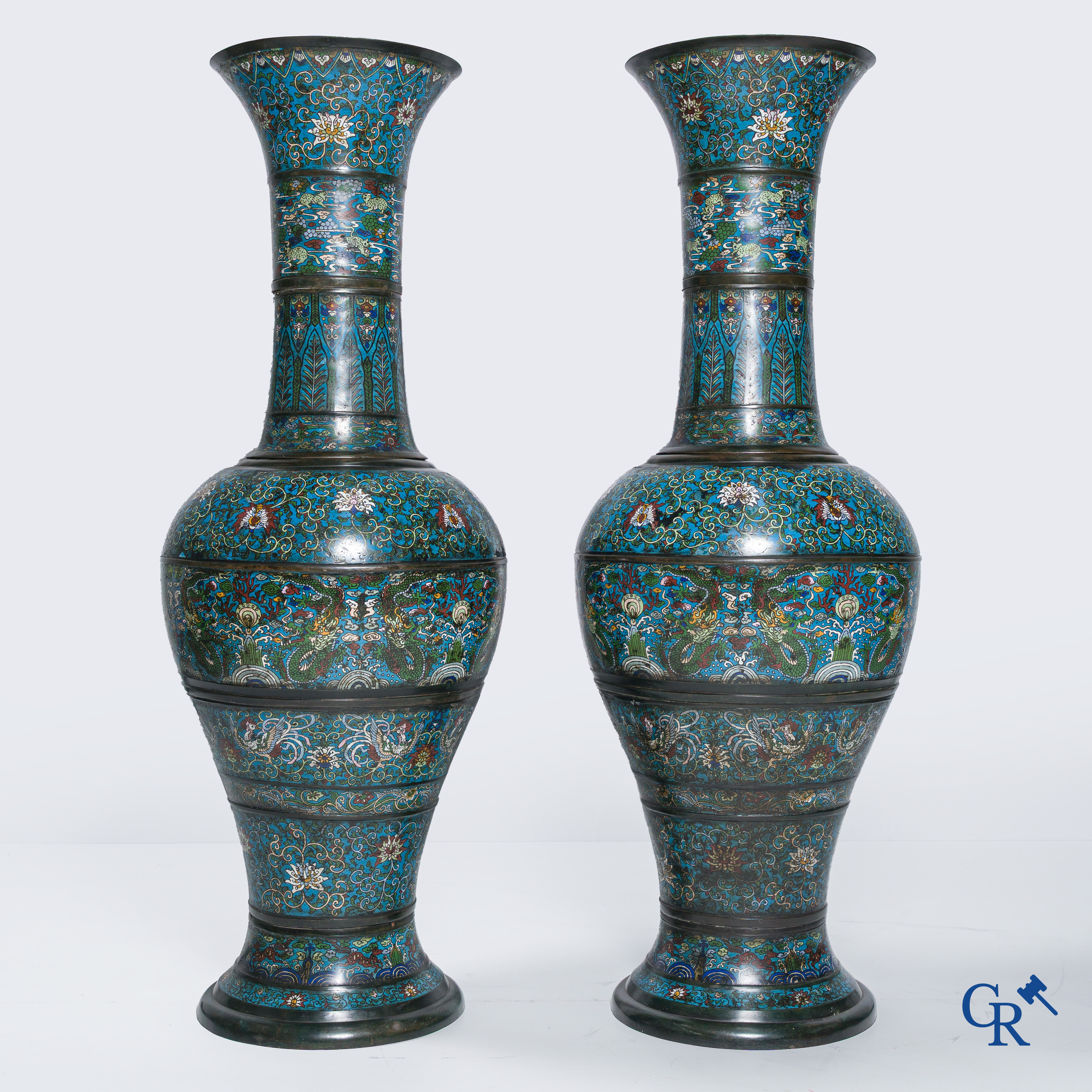 Aziatica, een imposant paar vazen in Champlevé met een decor van draken, lotusbloemen en feniksen, 19e eeuw.