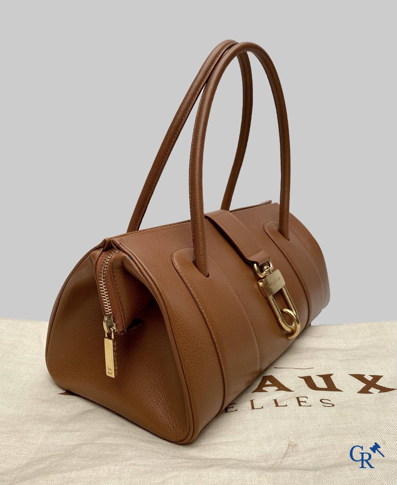 Delvaux: Model "George". Color fauve.<br />
