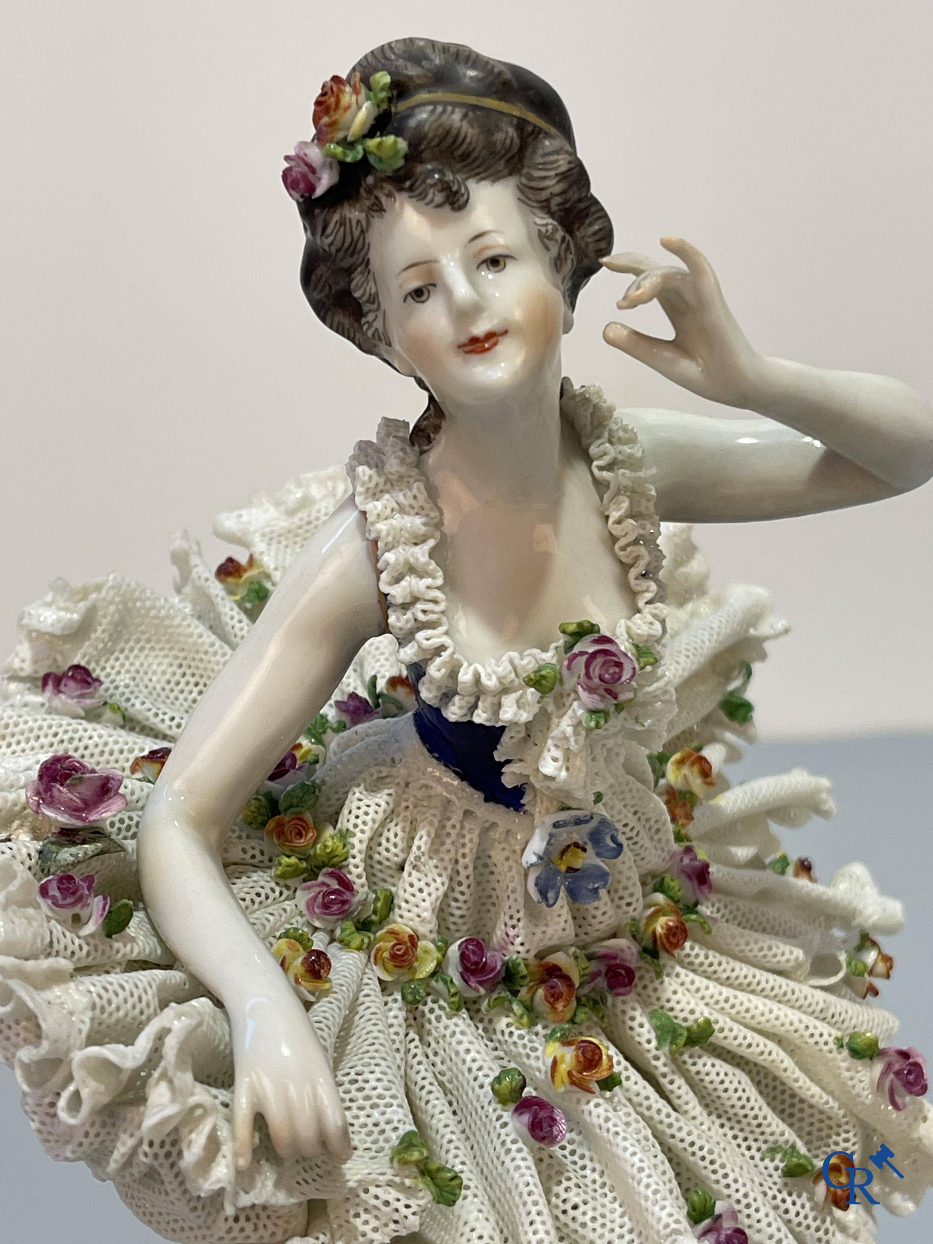 Europees porselein, Ludwigsburg, een danseres in fijn gedecoreerd Duits lace porcelain.