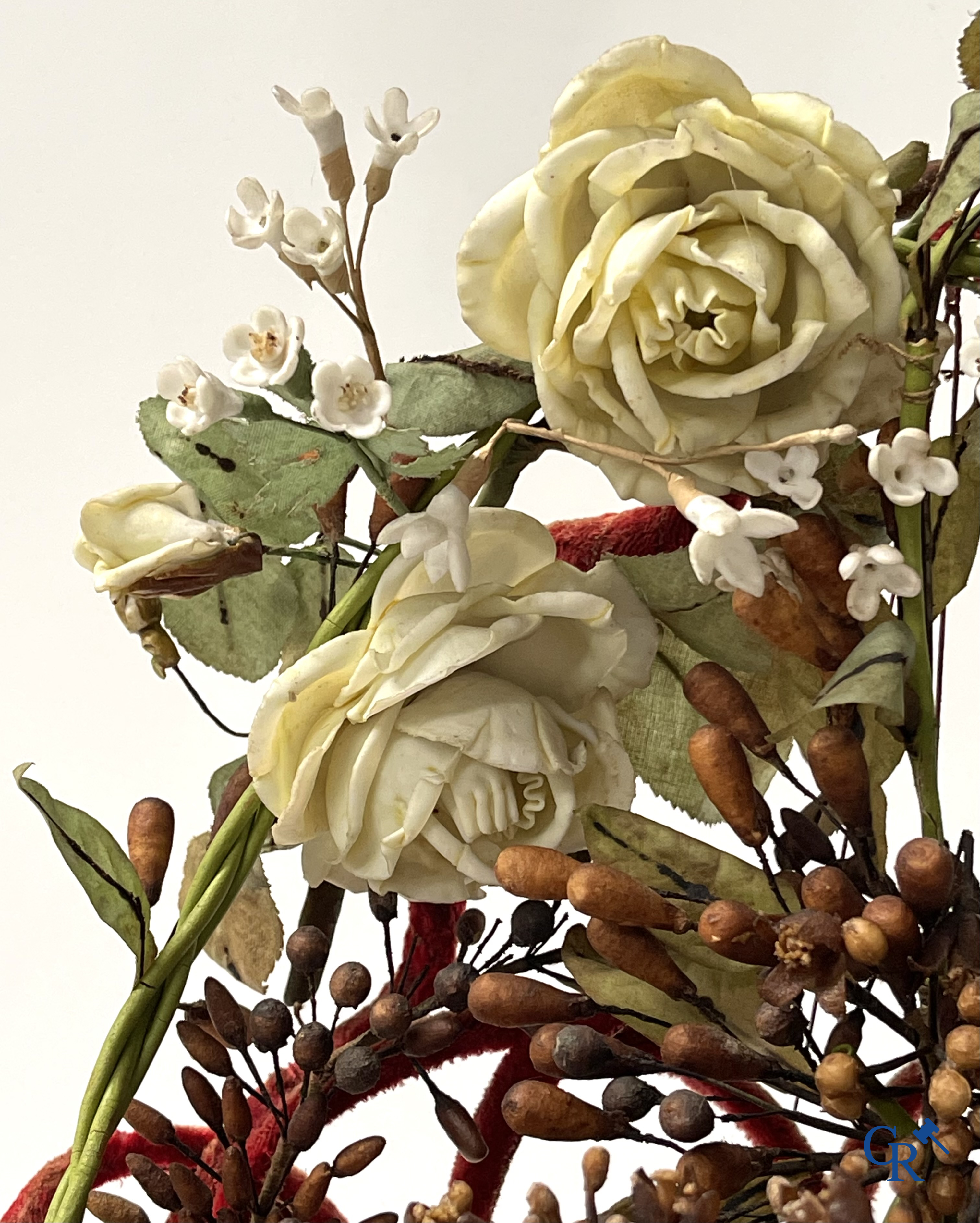 2 globes en verre avec un bouquet de mariage en forme de panier, décorés de fleurs en porcelaine fine. Vers 1900.