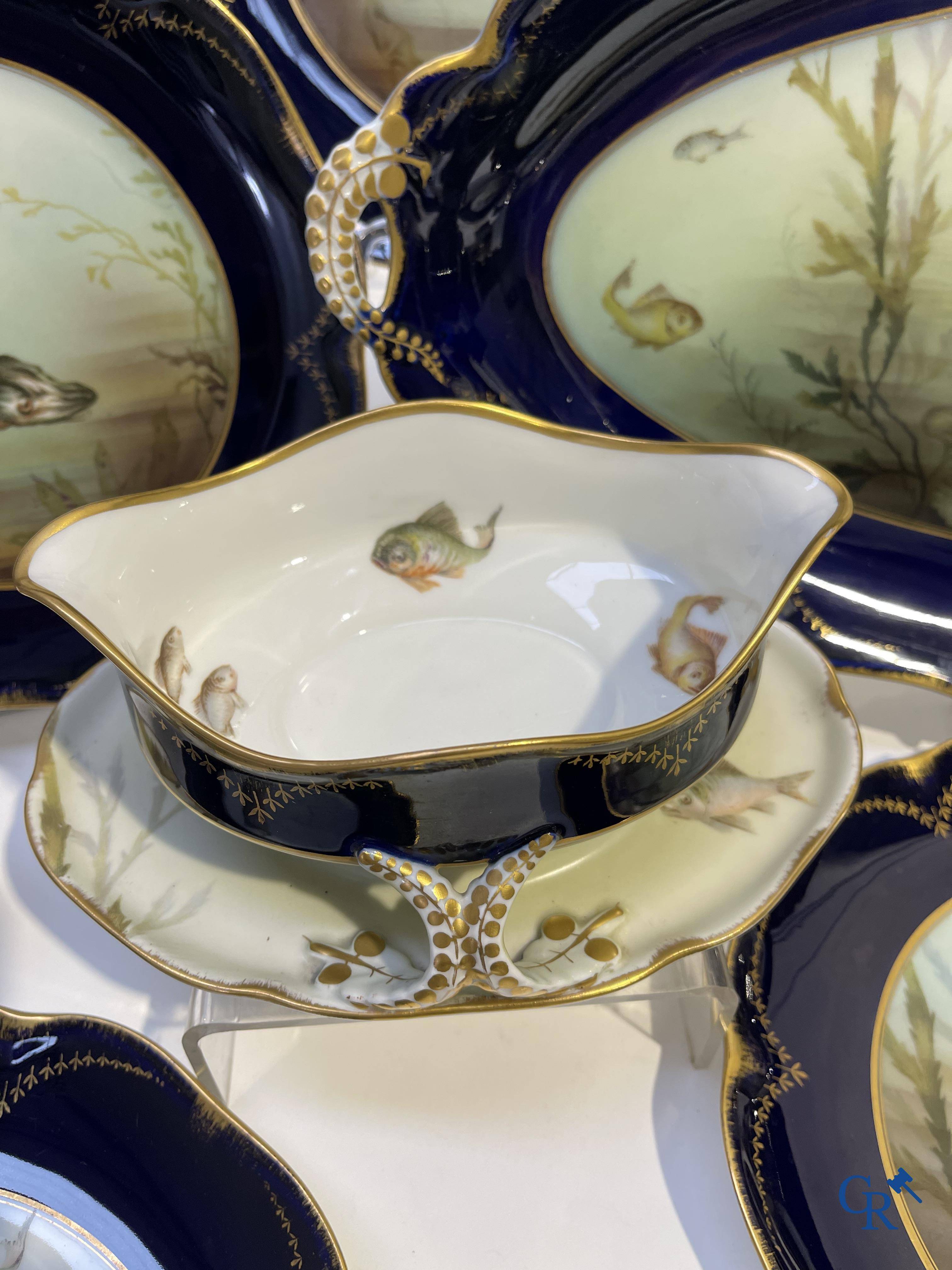 Porselein: Tafelservies met een decor van vissen in Rosenthal porselein.