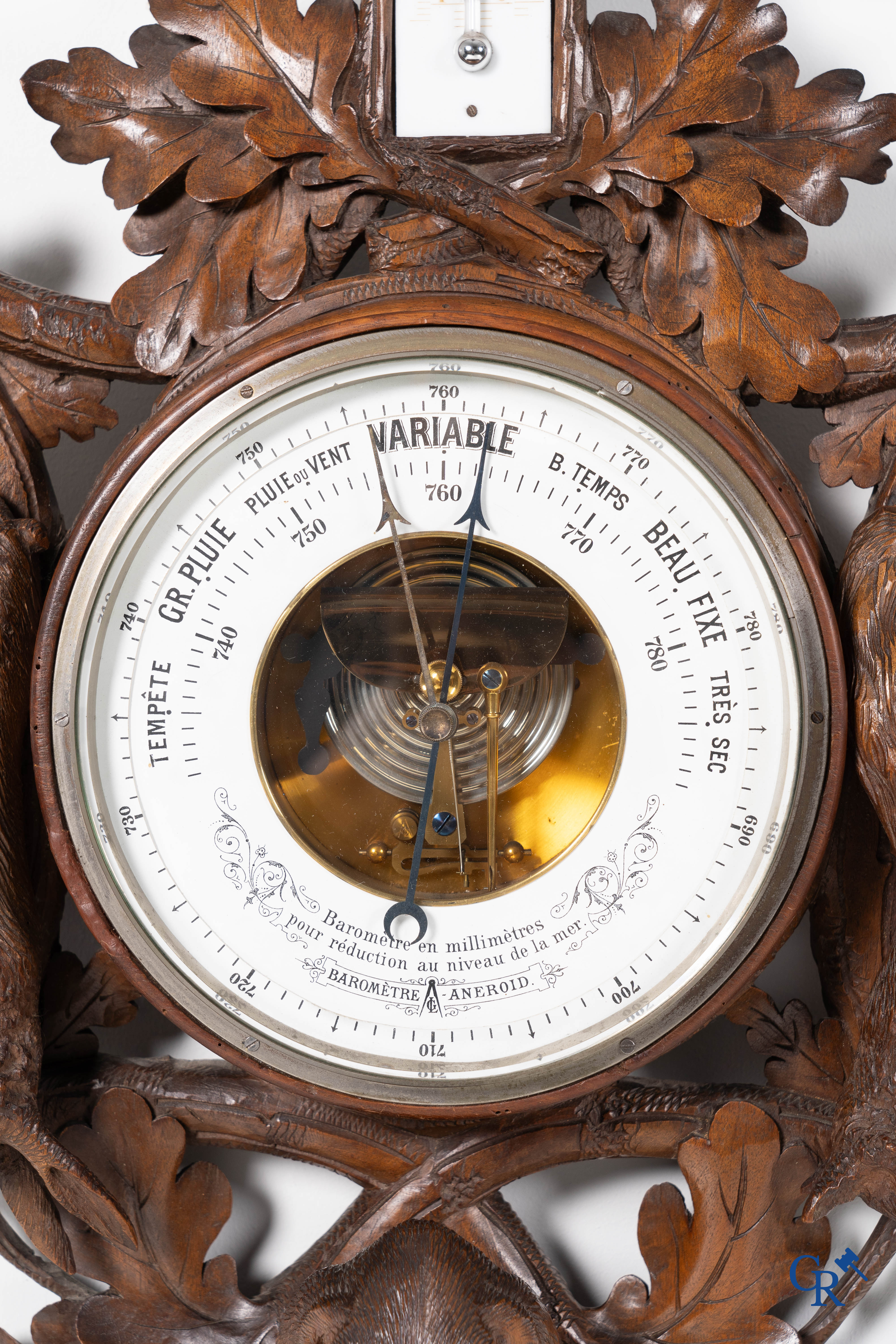 Houtsnijwerk: Brienz Zwitserland. Een grote barometer-thermometer in fijngesculpteerd lindenhout, circa 1900.