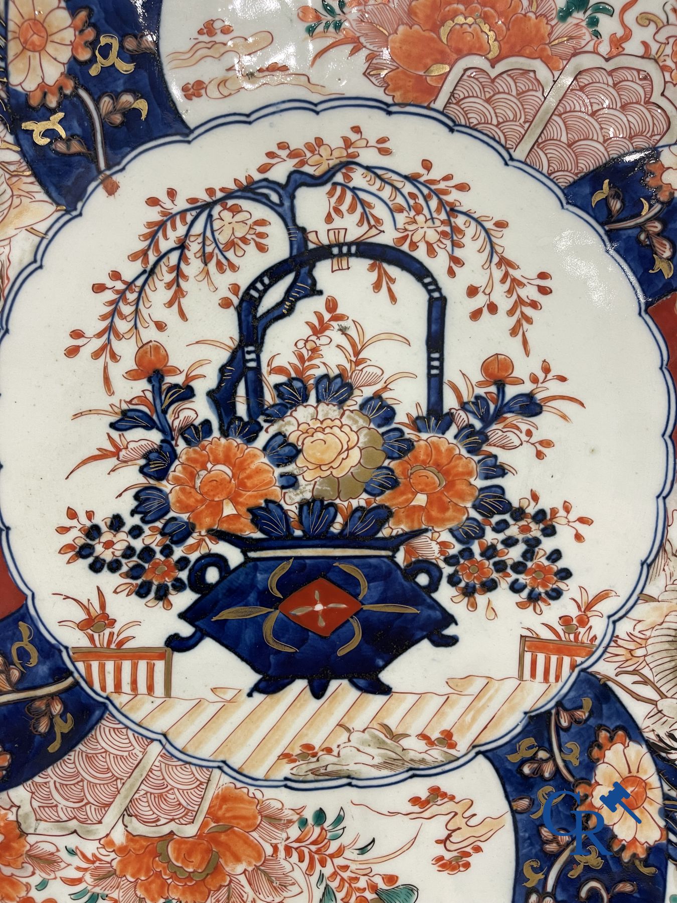 Asian Art: An imposing dish in imari porcelain. 19th century.