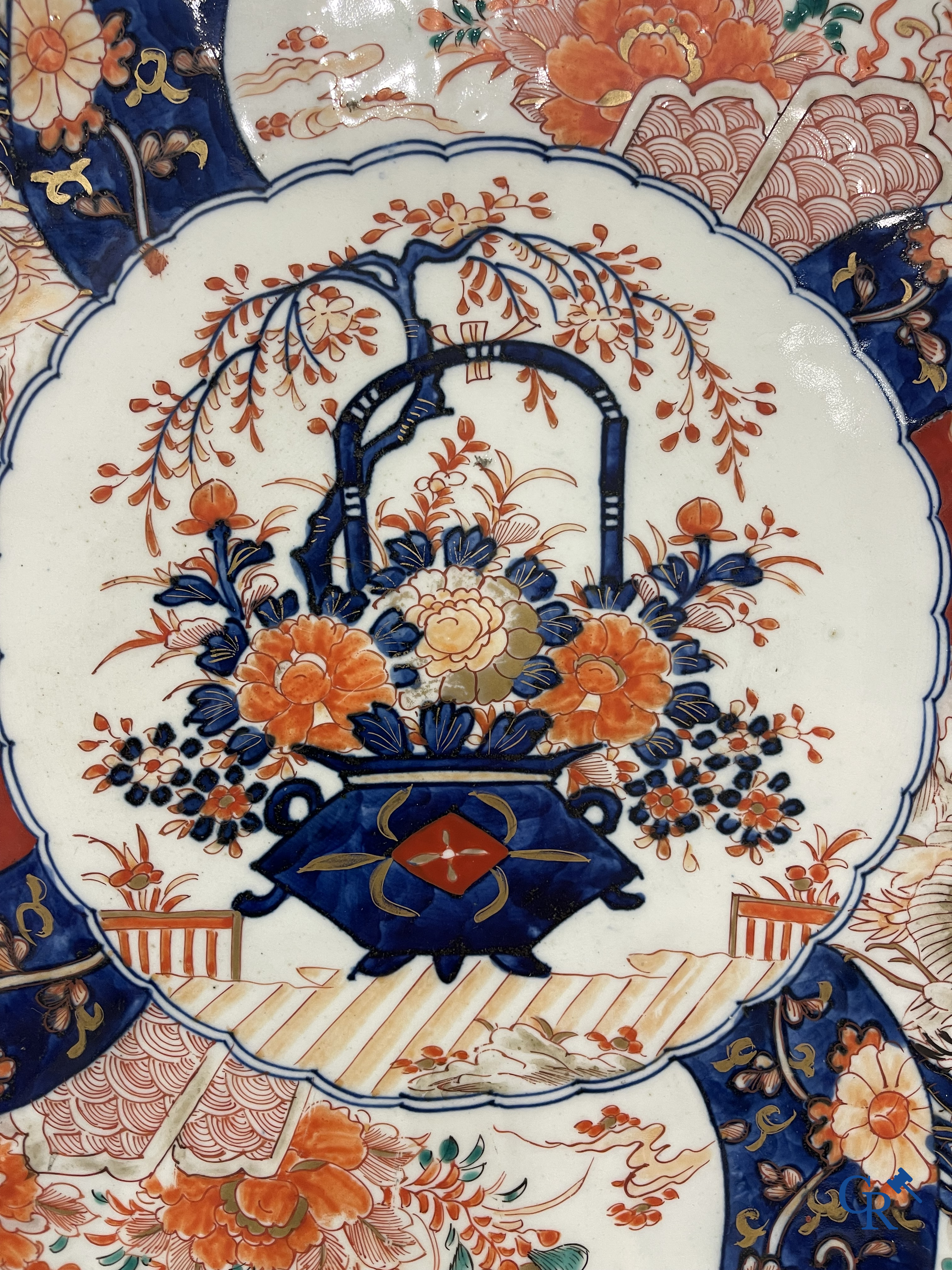 Asian Art: An imposing dish in imari porcelain. 19th century.