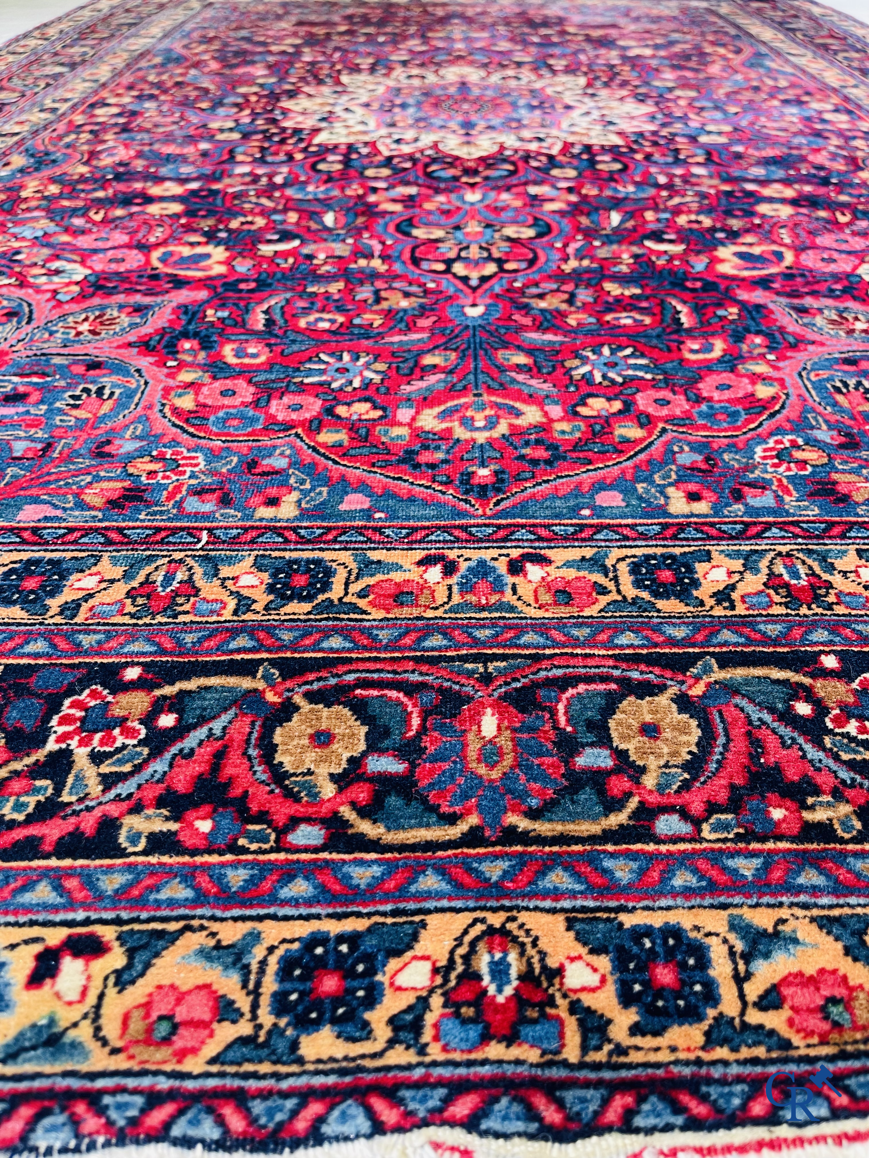 Tapis d'orient: Iran, tapis persan antique avec fond rouge foncé.