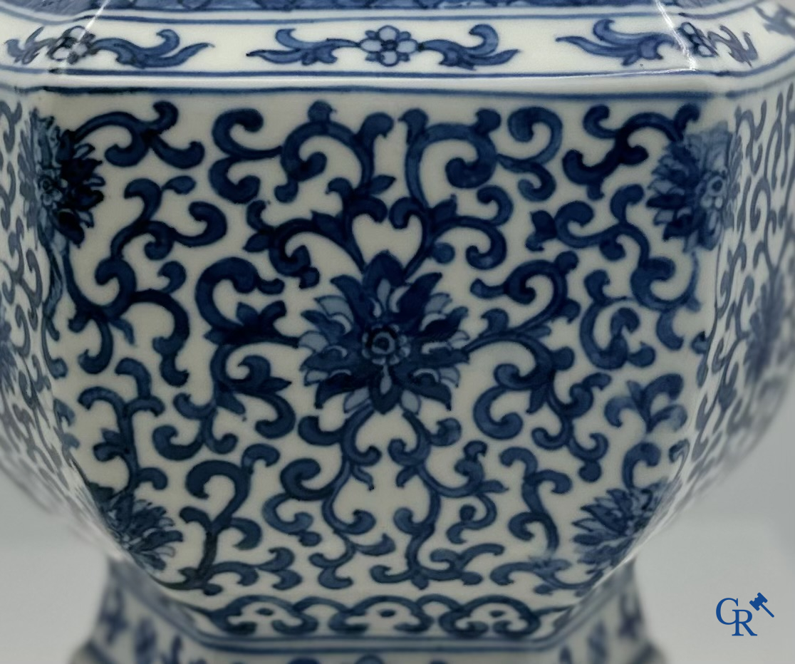 Porcelaine chinoise: vase chinois bleu et blanc à décor floral.