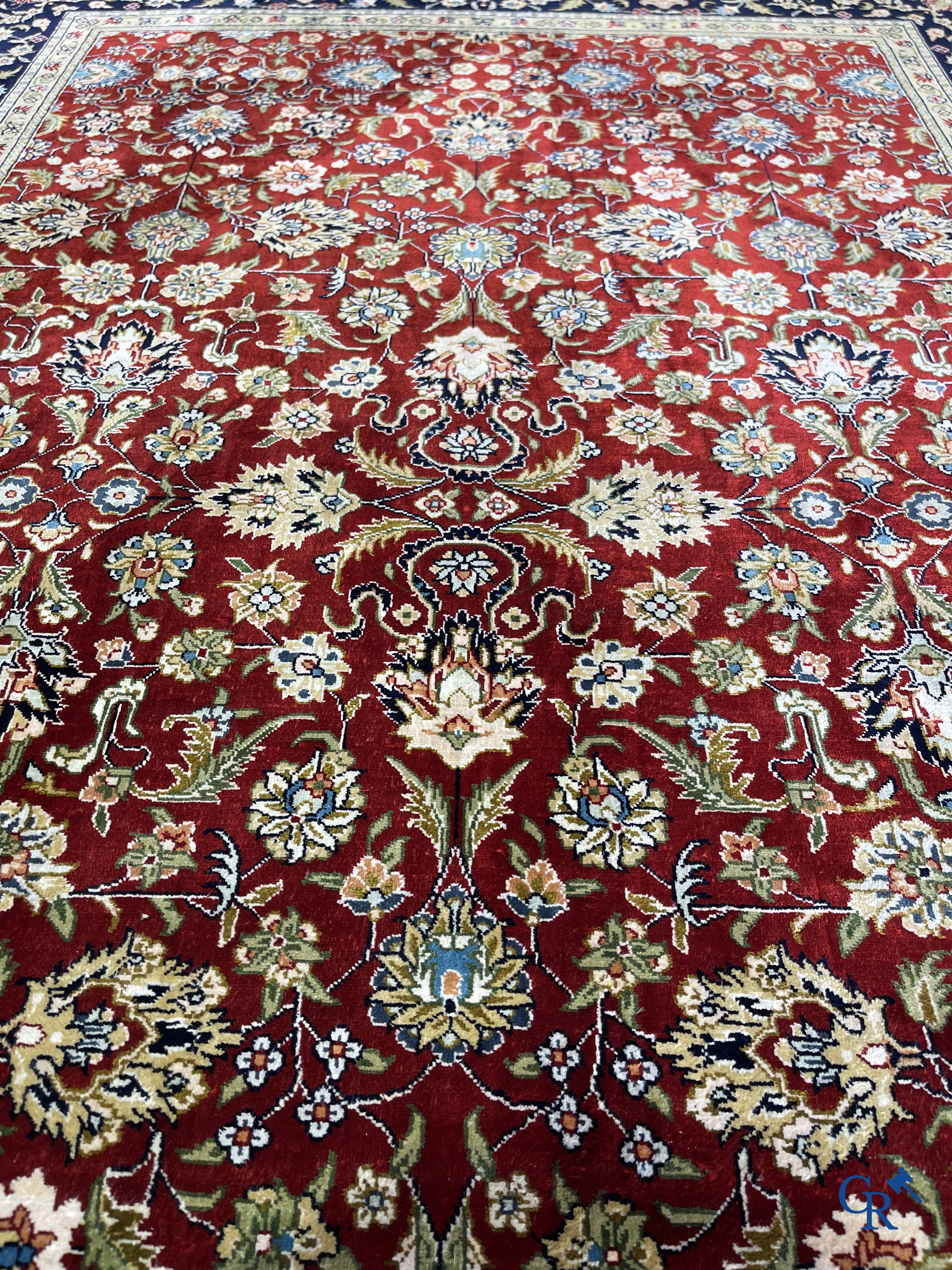 Tapis d'Orient: Iran, un tapis persan en soie noué à la main avec un décor floral.