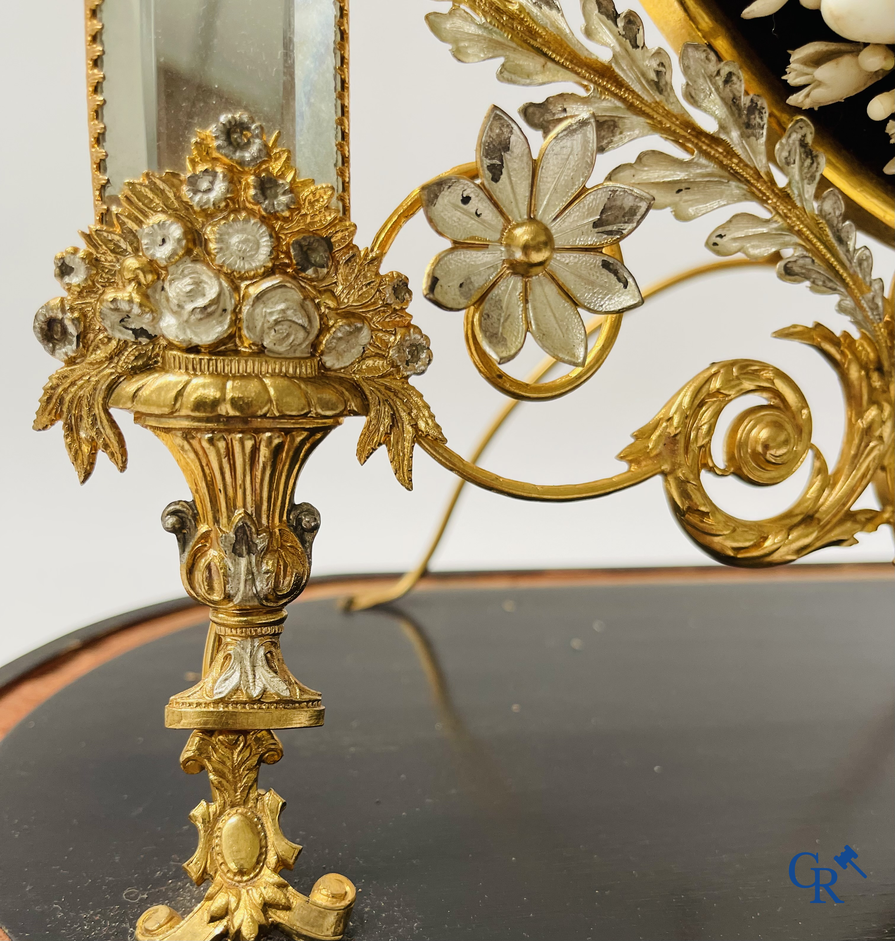 Un exceptionnel globe en verre avec un bouquet de mariée. Miroirs en laiton doré et argenté. Vers 1900.