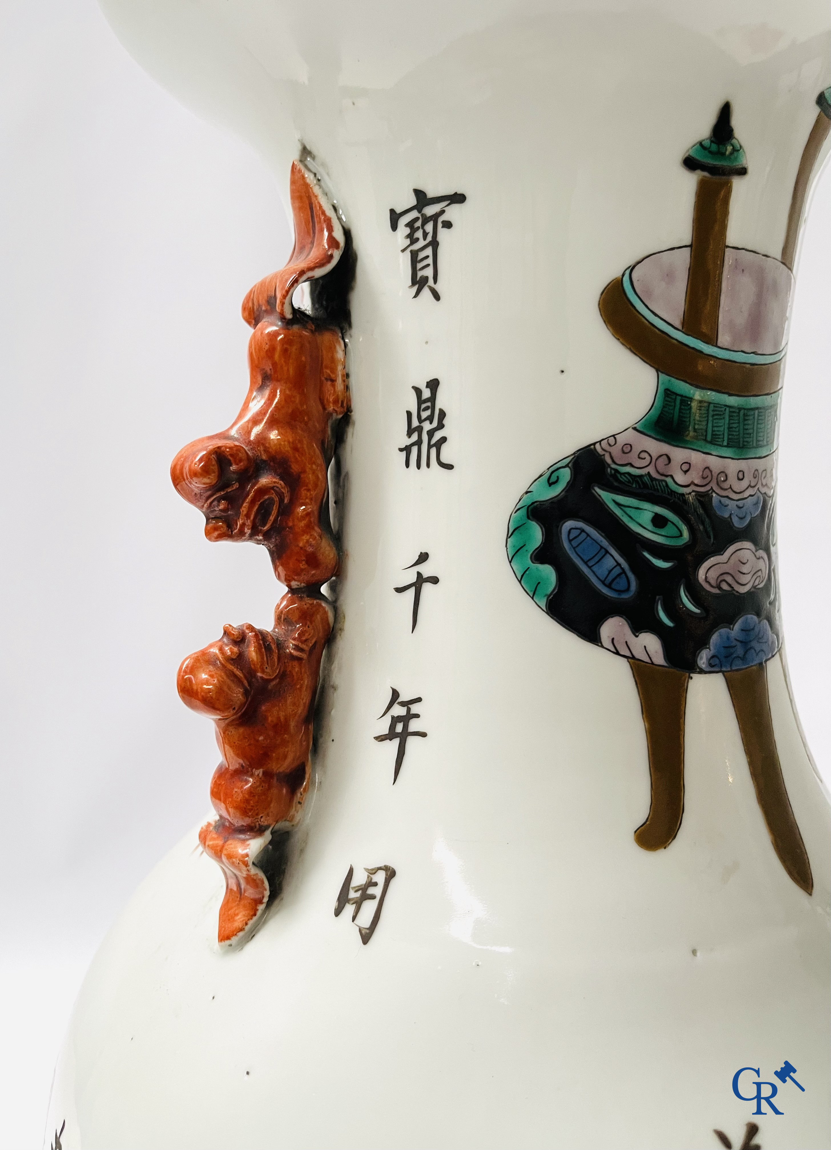 Aziatica, 2 Chinese famille rose vazen gedecoreerd met antiquiteiten en een kalligrafische tekst. 19e eeuw.