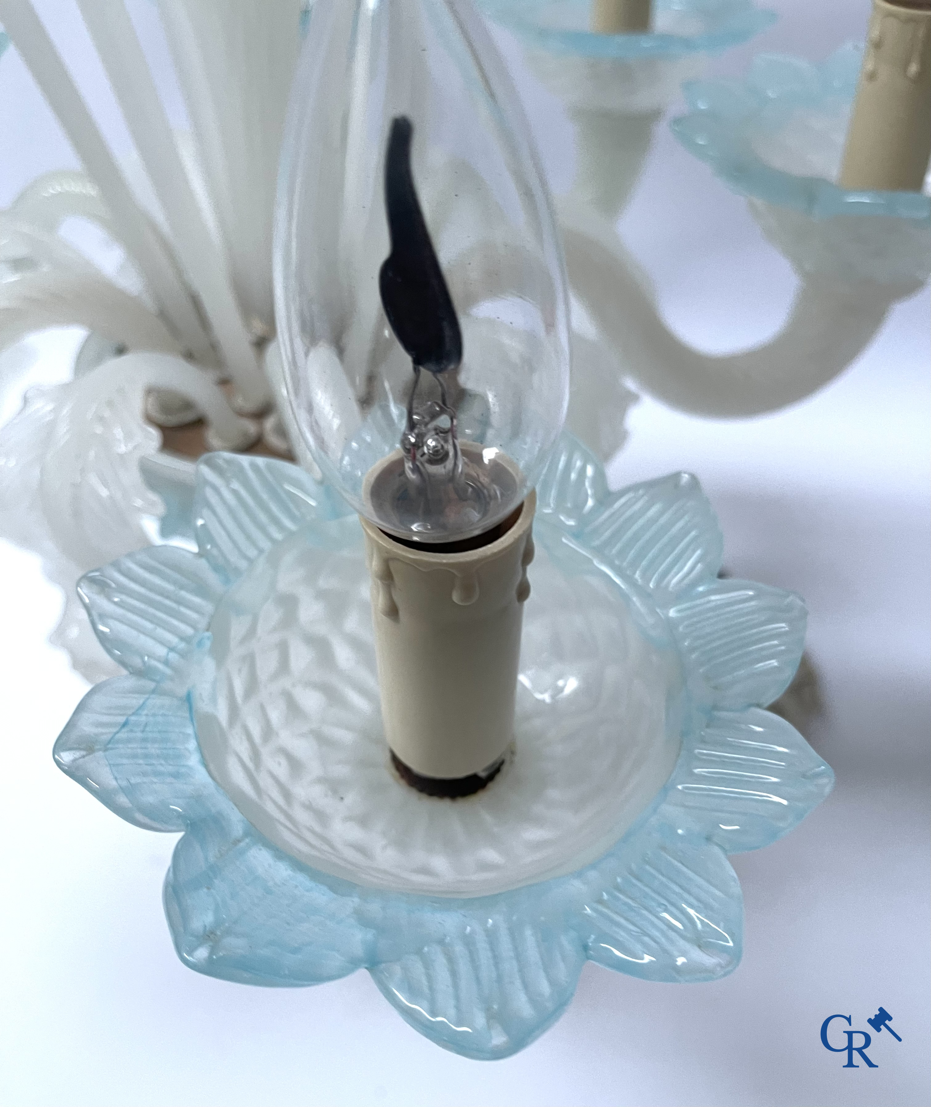 Un lot d'une lampe de table vénitienne, une paire de grandes appliques en verre vénitien et un plafonnier en Murano.