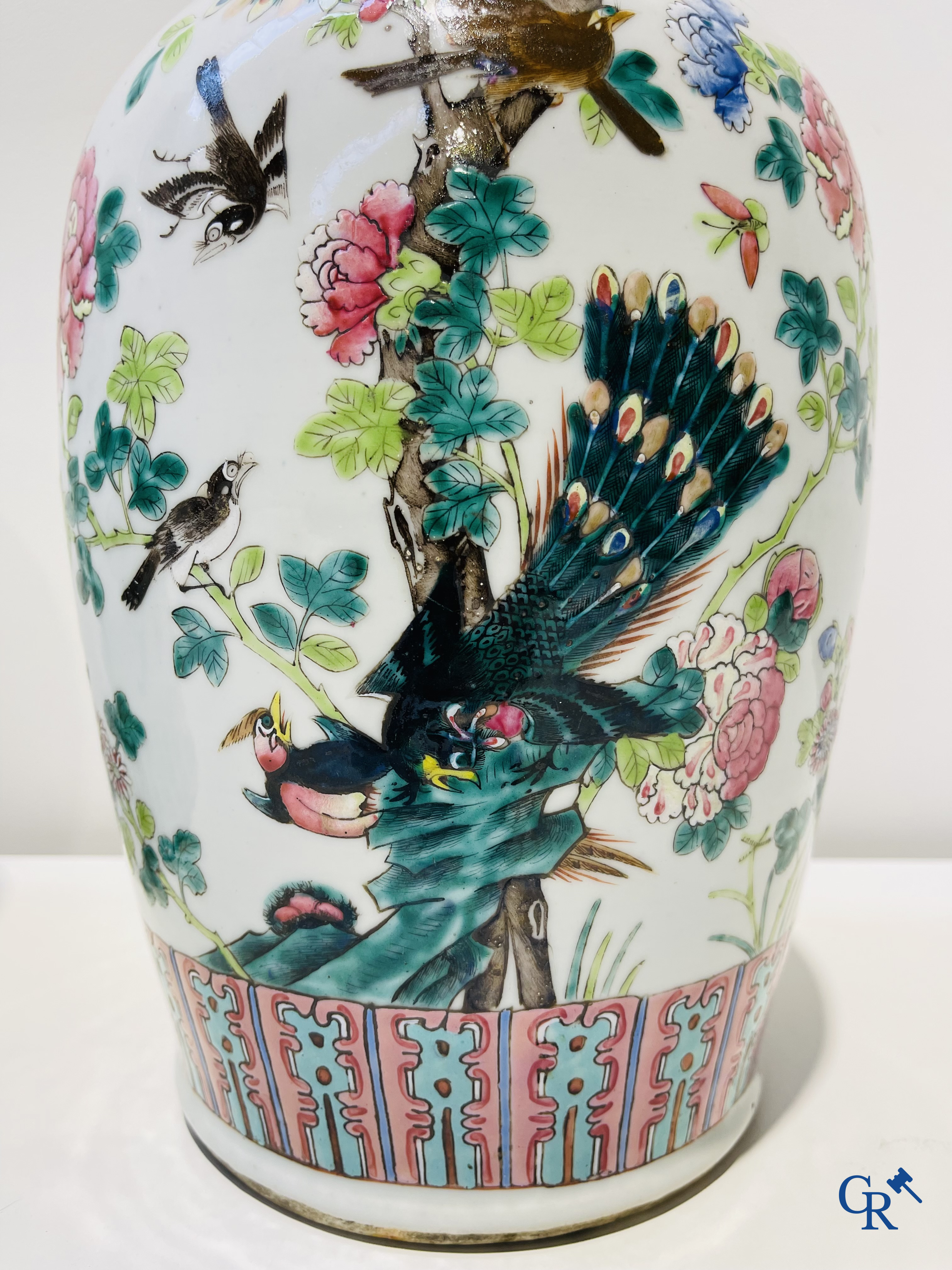 Chinese porcelain: A Chinese porcelain vase with phoenixes and blossoms and a potiche with mobilierendecor. 19th century.